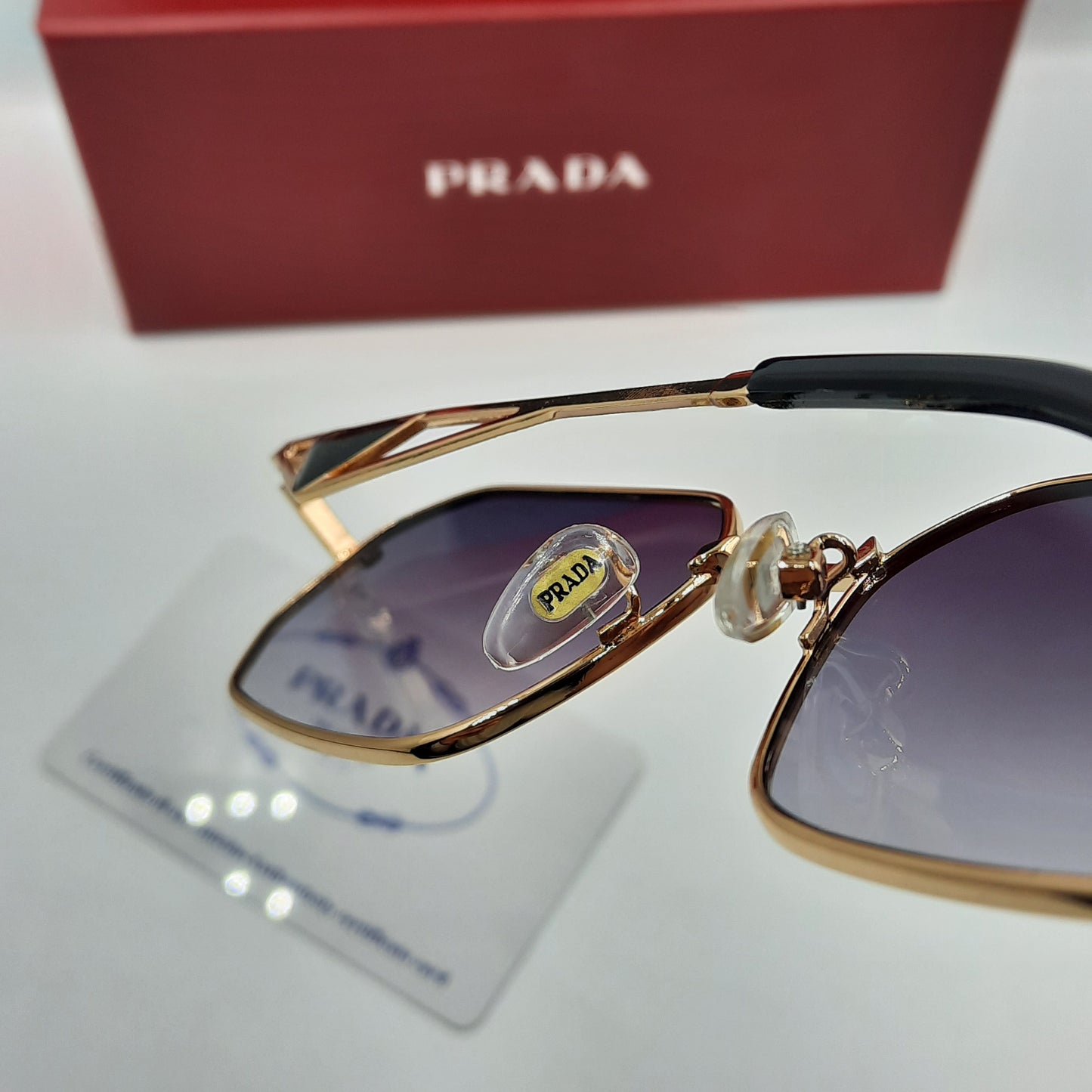 PRADA doré noir