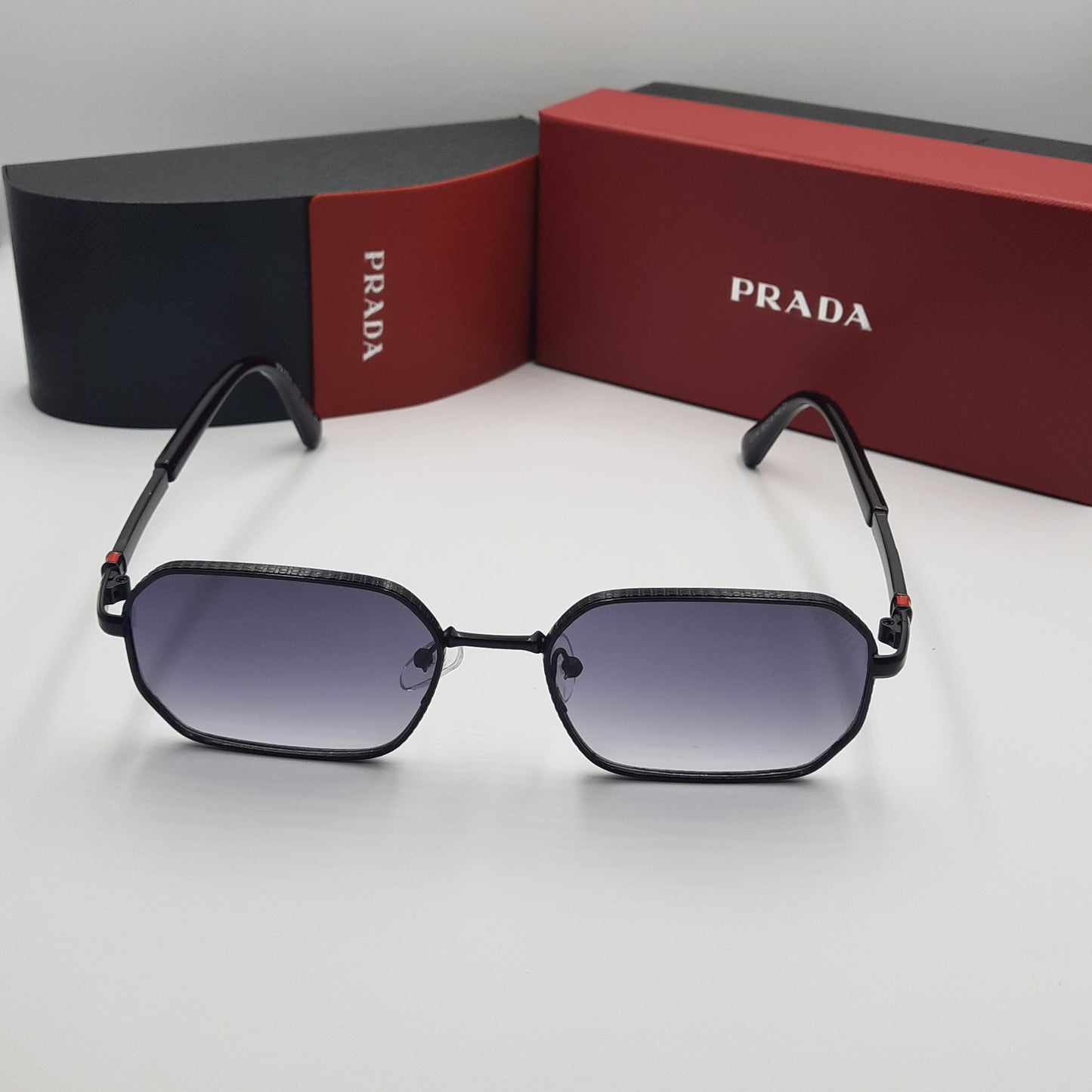 PRADA noir rouge