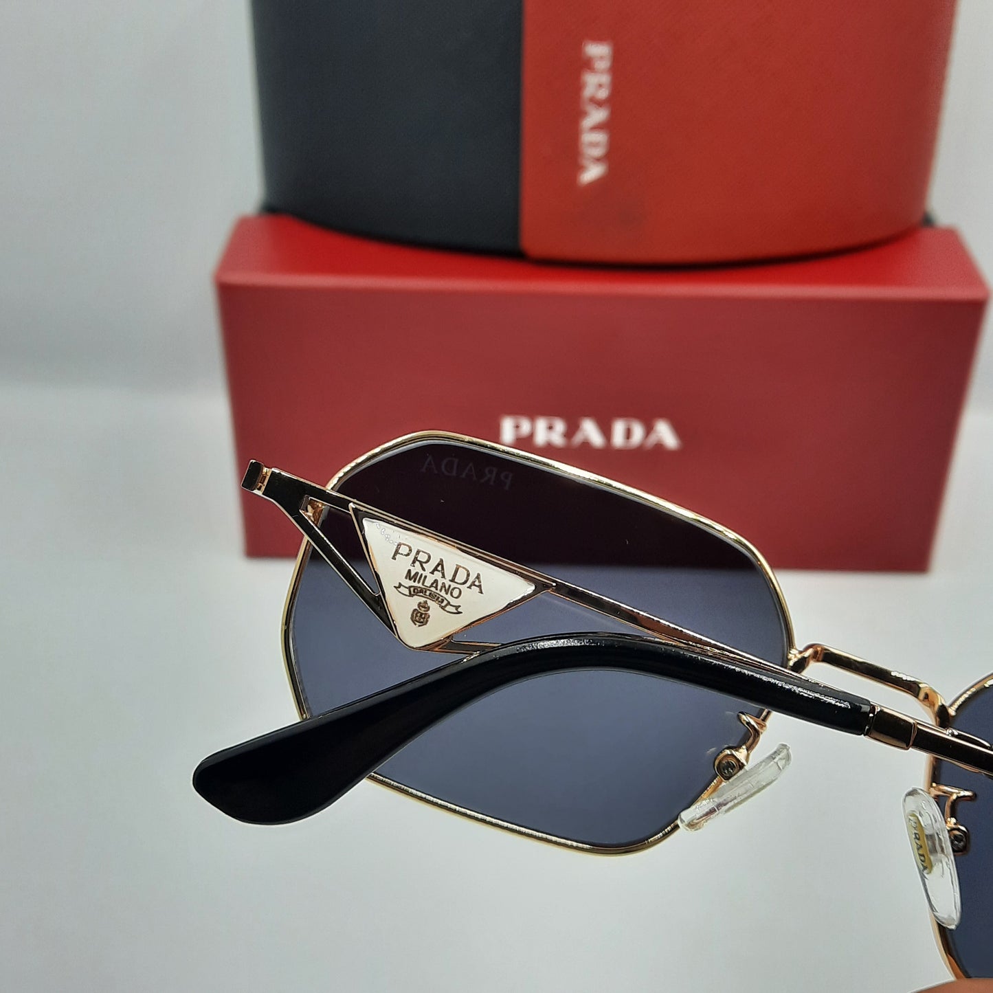 PRADA noir doré blanc