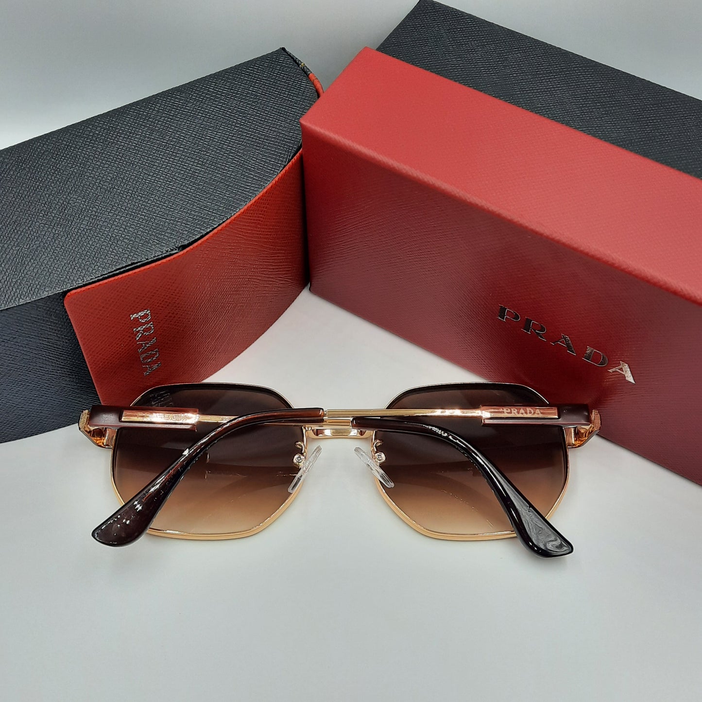PRADA doré marron