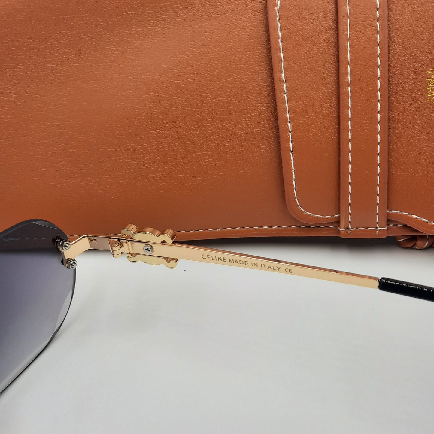 CELINE triomphe noir doré avec pochette à bandoulière