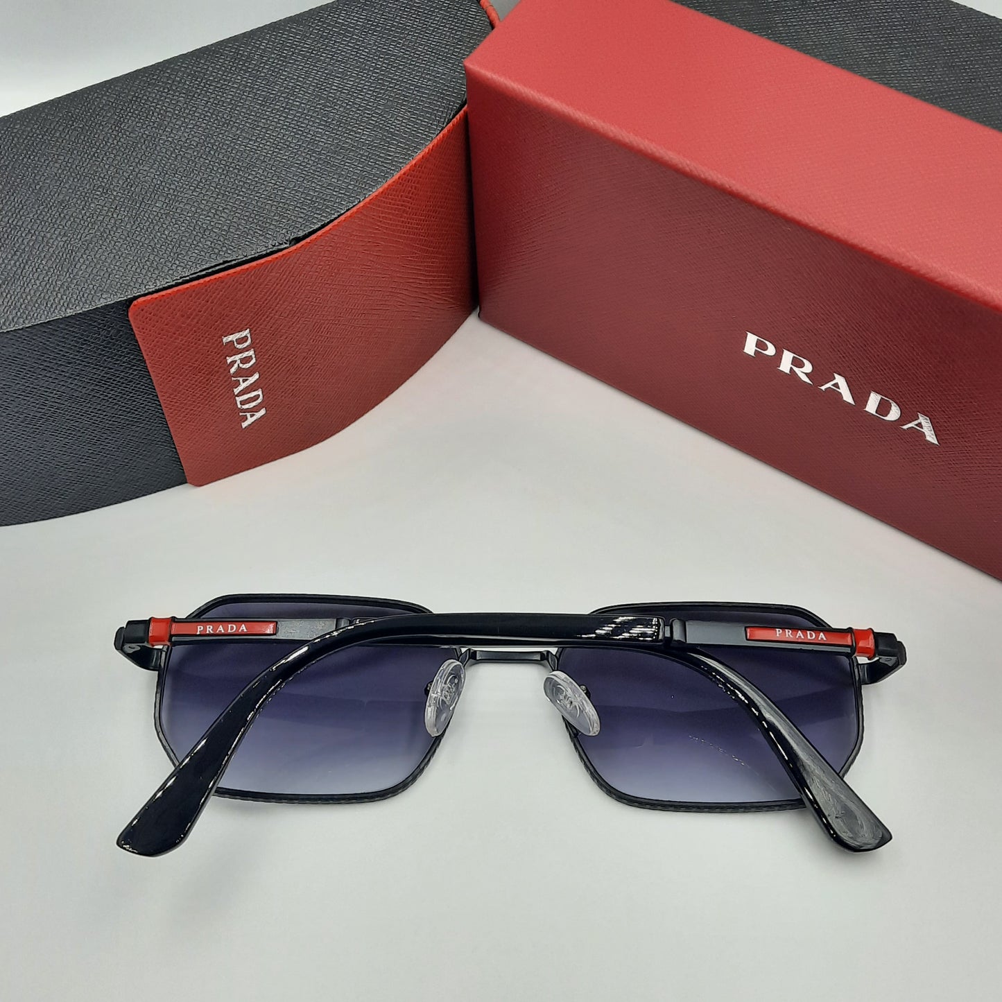 PRADA noir rouge