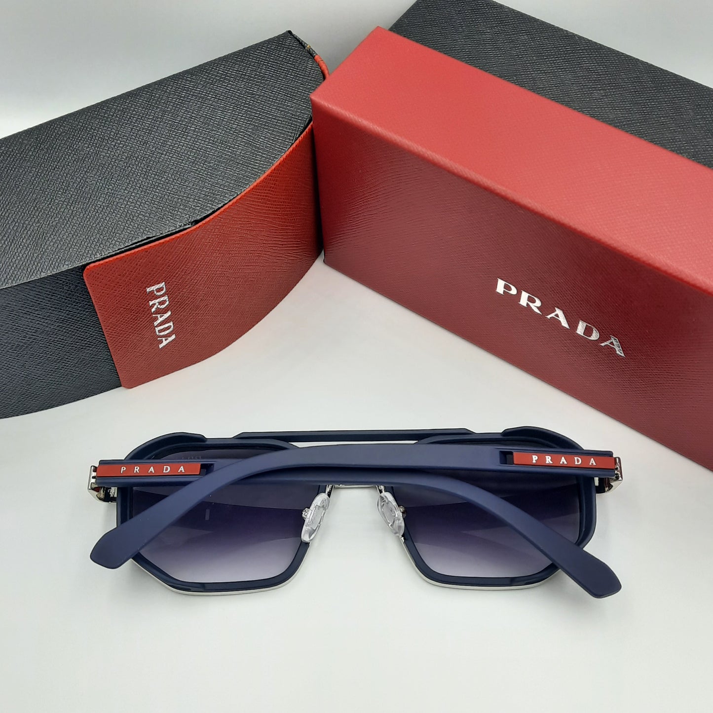 PRADA argent bleu rouge