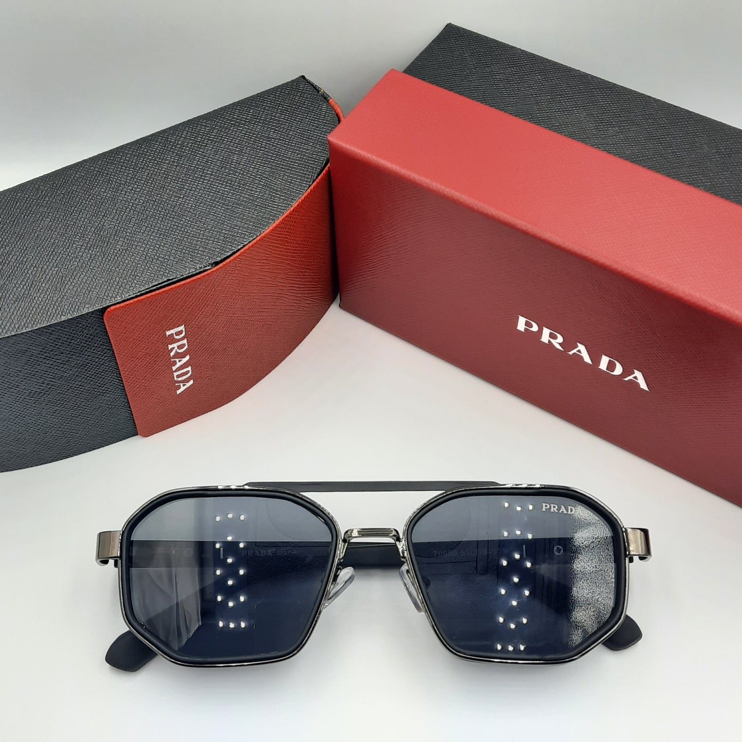 PRADA noir gris rouge