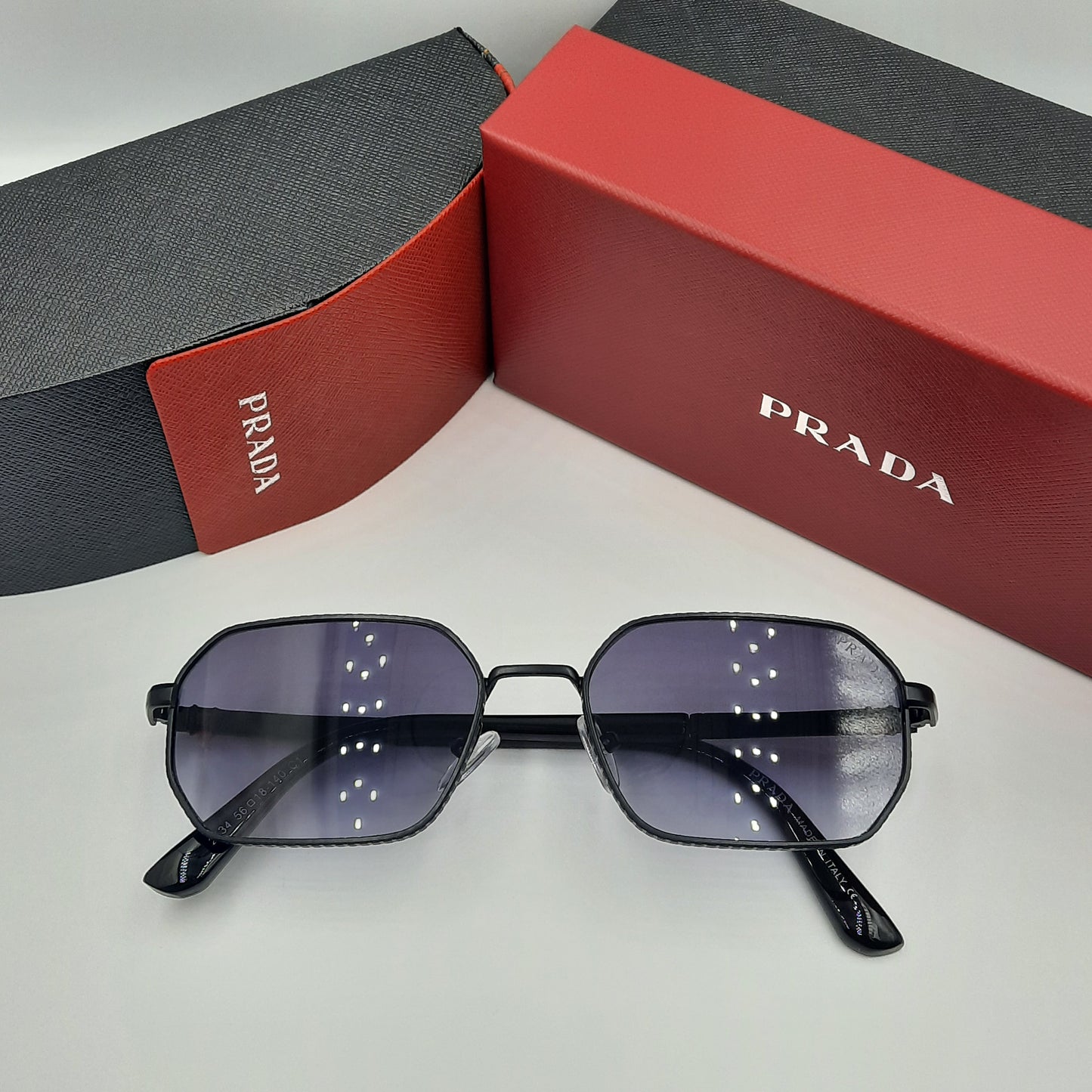 PRADA noir rouge