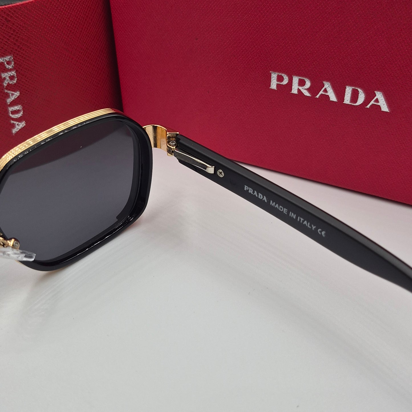 PRADA noir doré rouge flexible