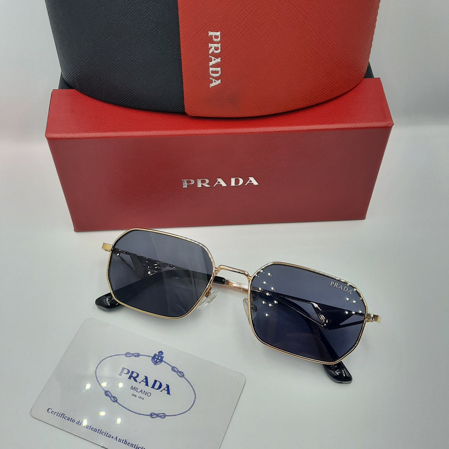 PRADA noir doré blanc