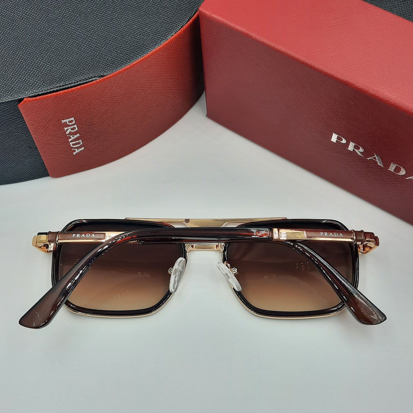 PRADA doré marron