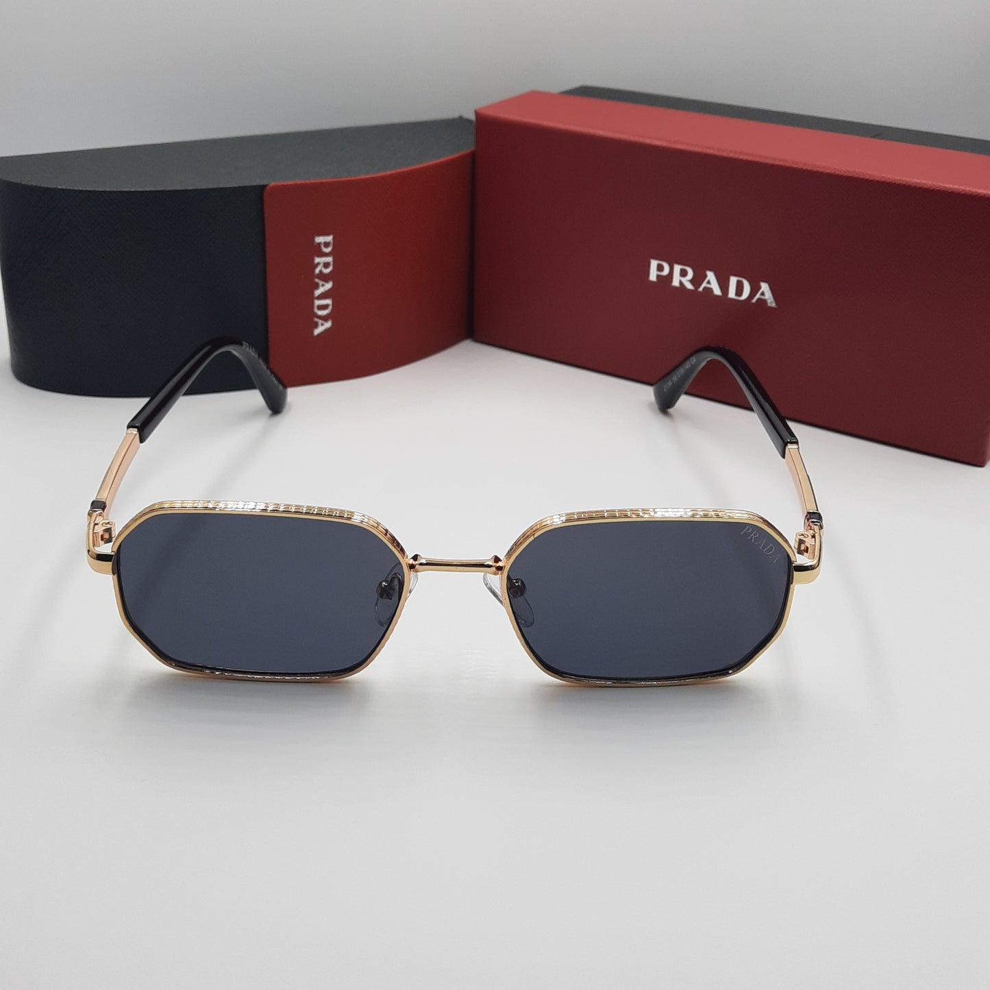 PRADA doré noir