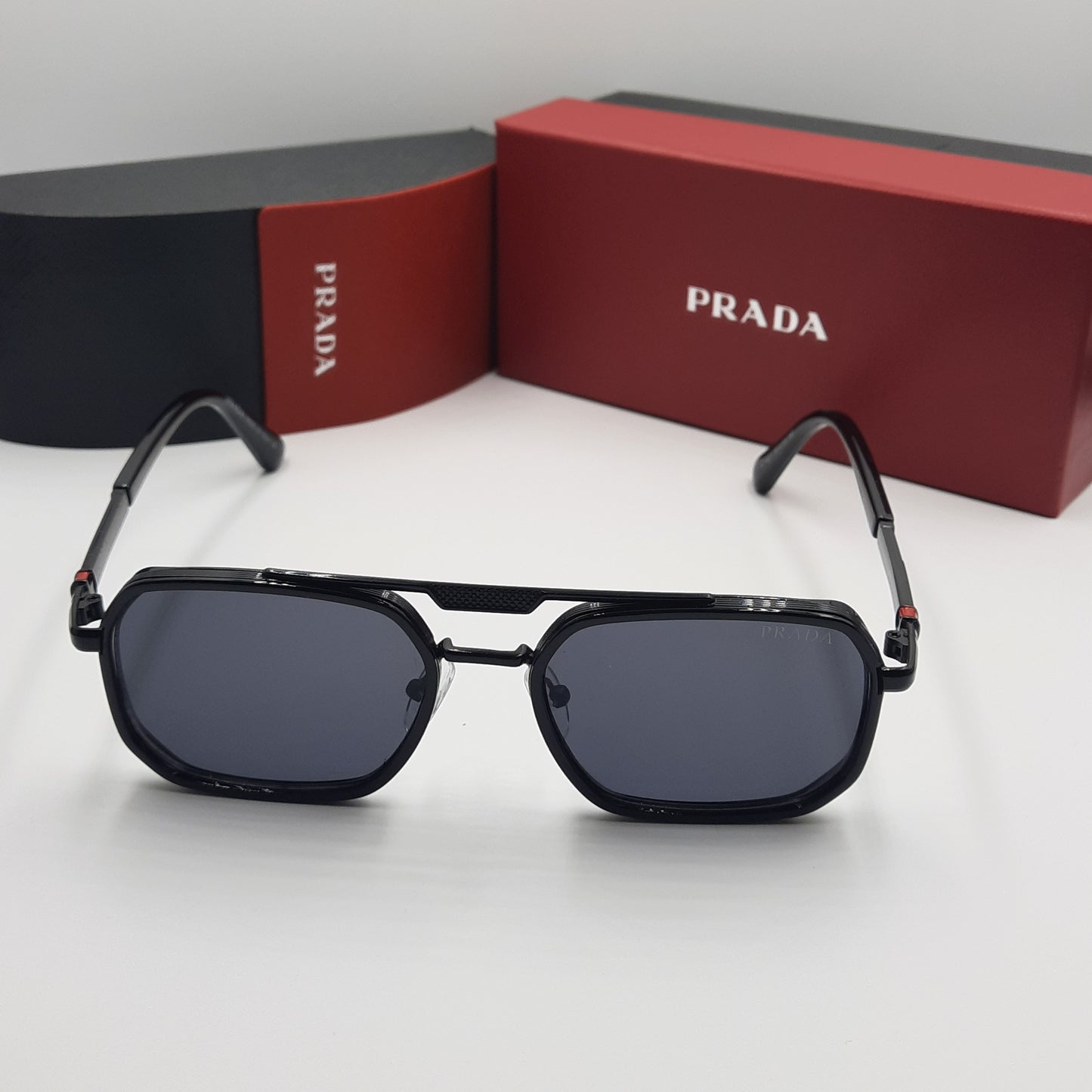 PRADA noir rouge