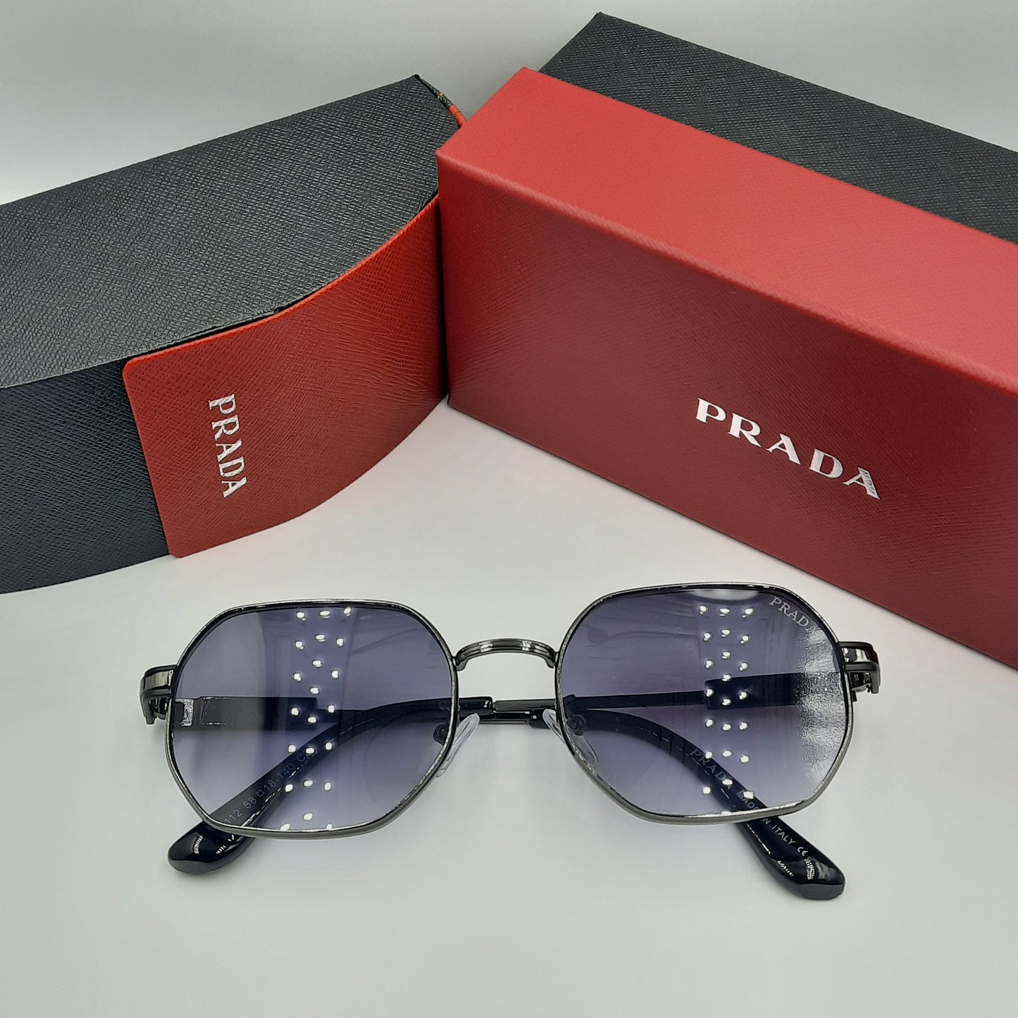PRADA noir gris