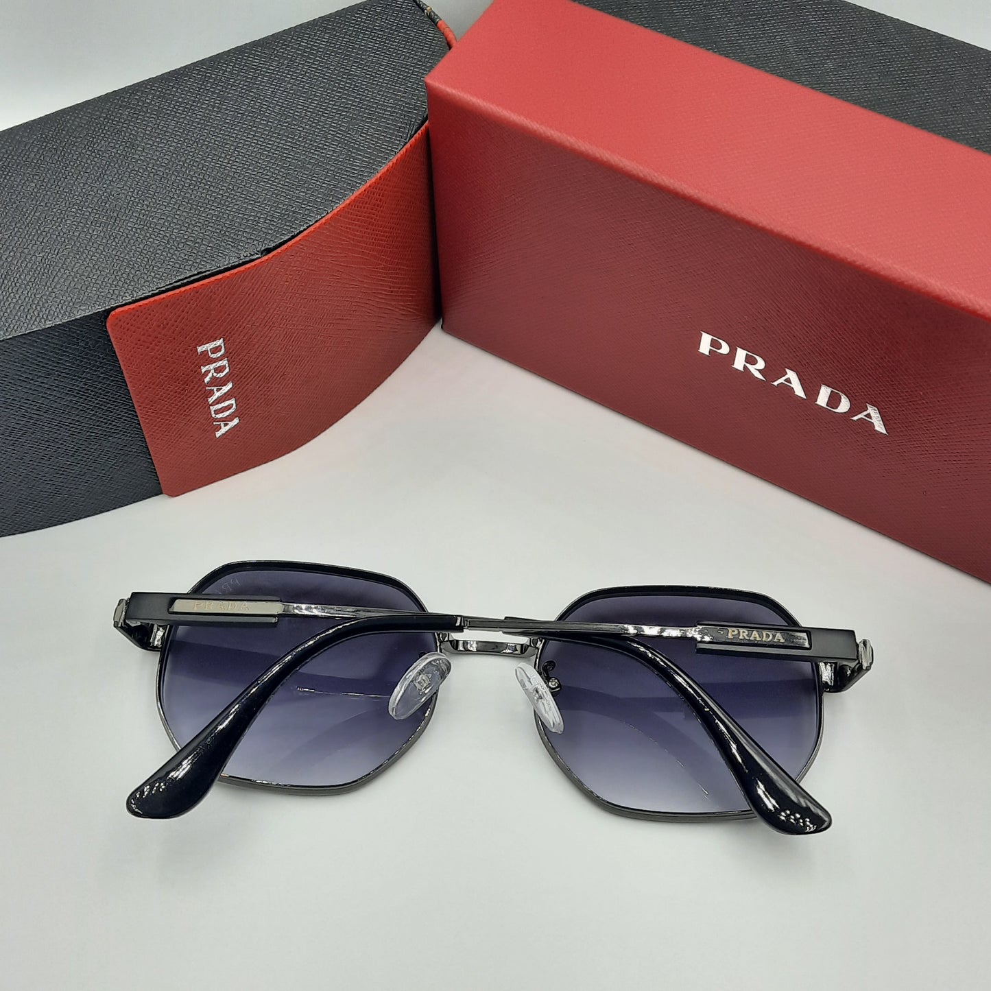 PRADA noir gris