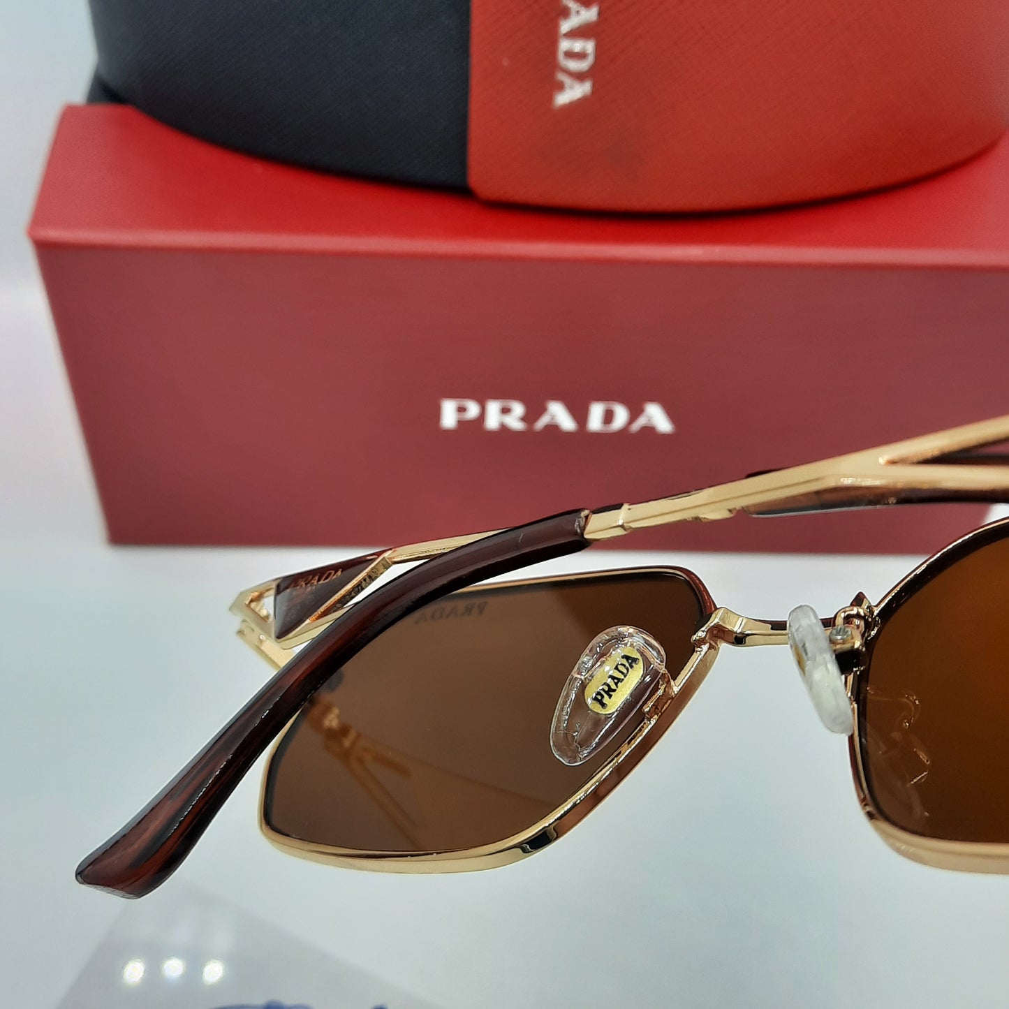 PRADA doré marron