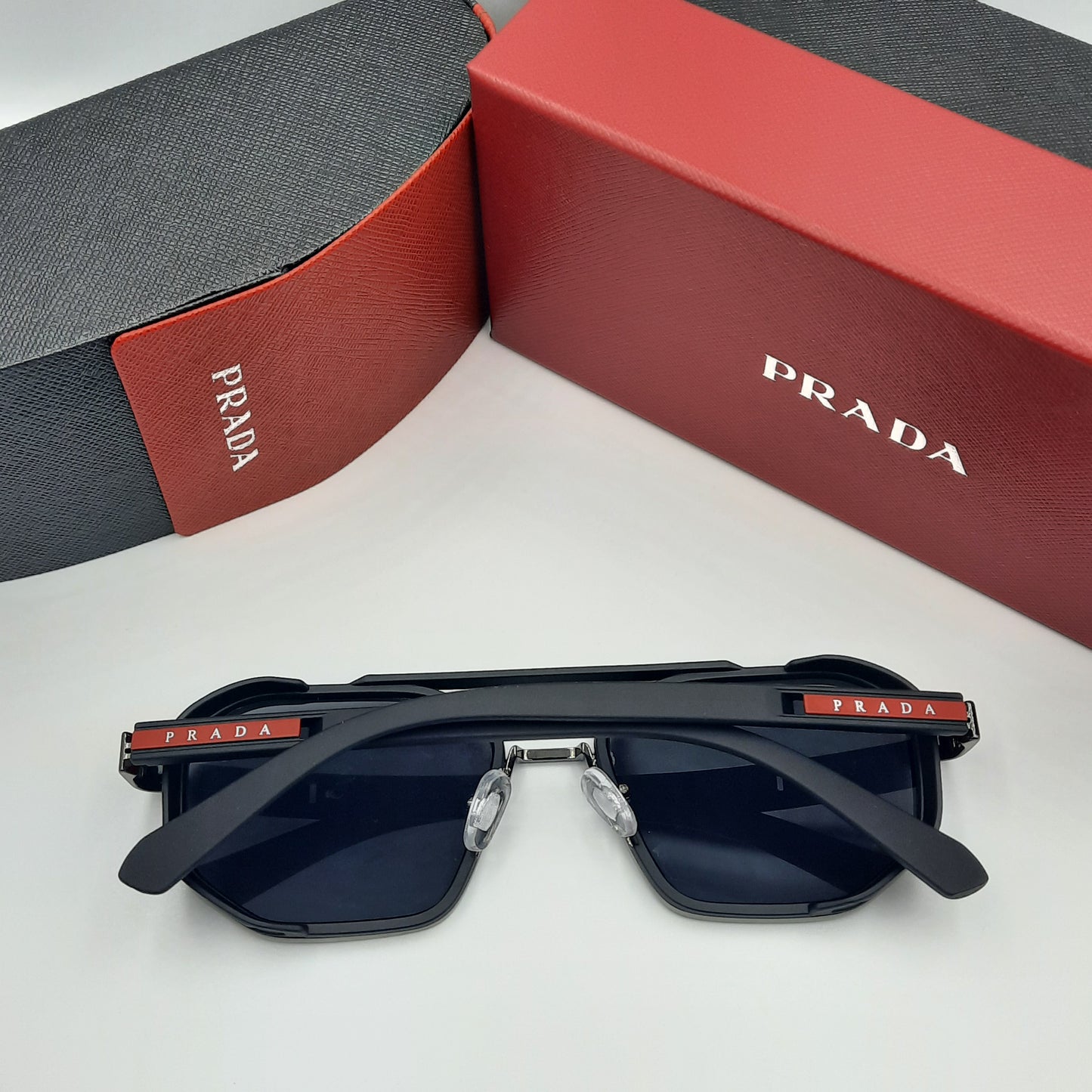 PRADA noir gris rouge