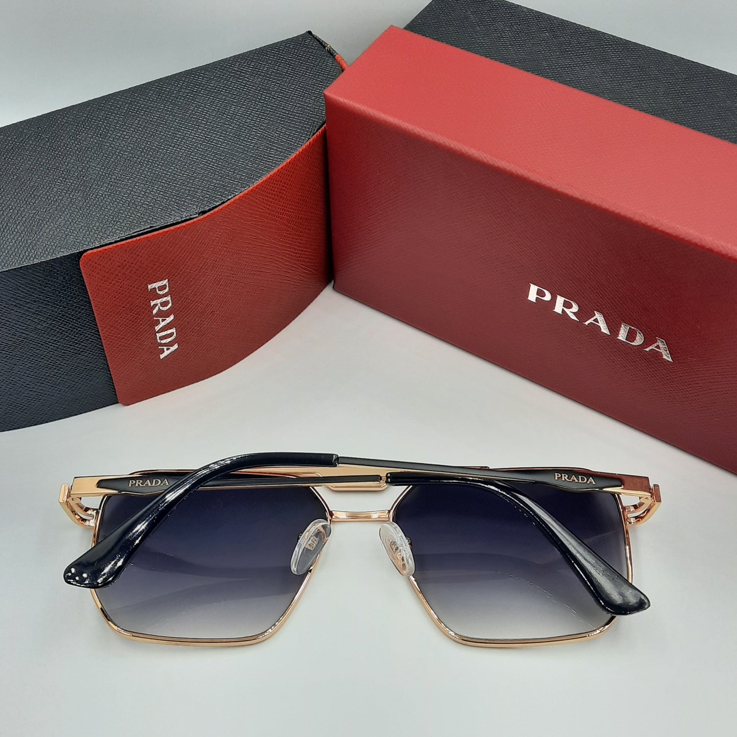 PRADA doré noir