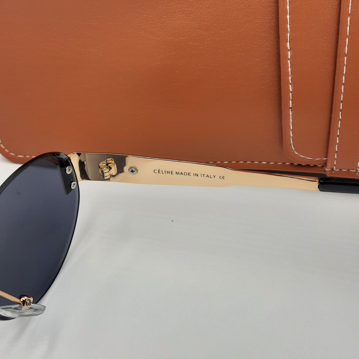 CELINE triomphe doré noir avec pochette à bandoulière