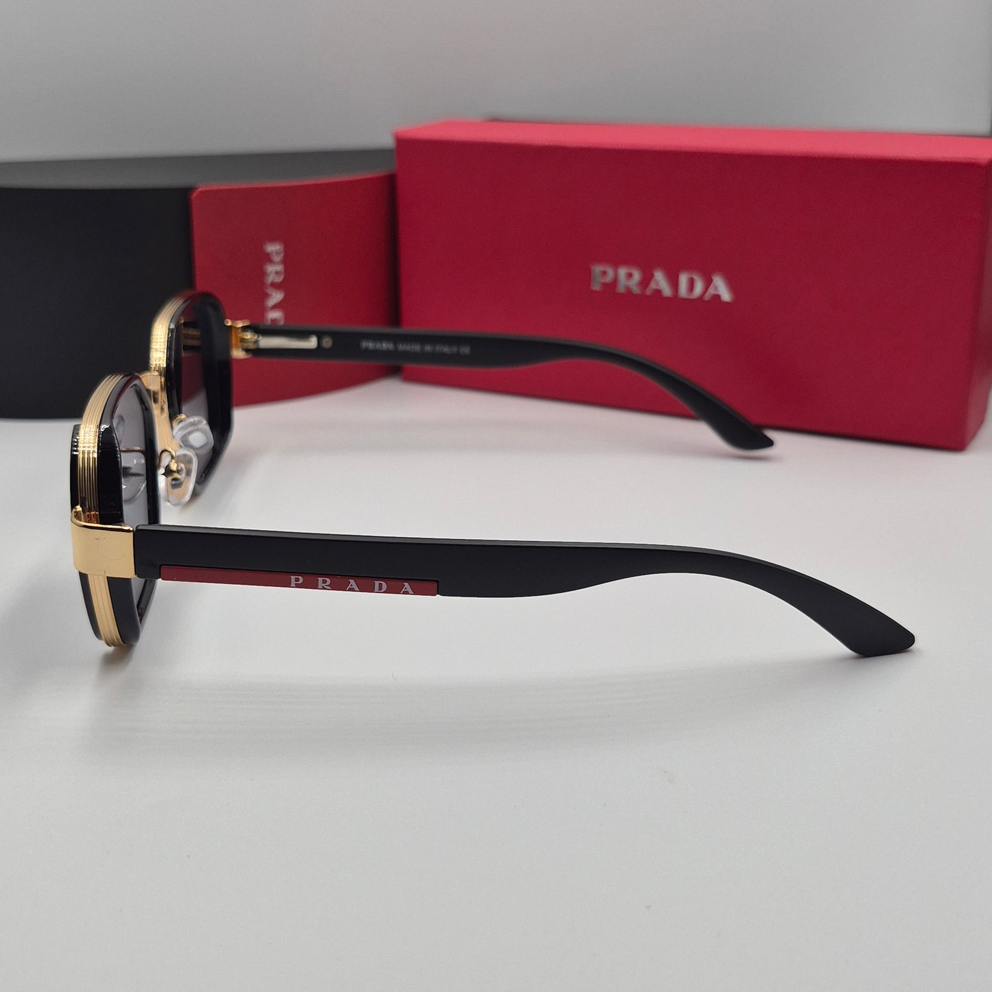 PRADA noir doré rouge flexible