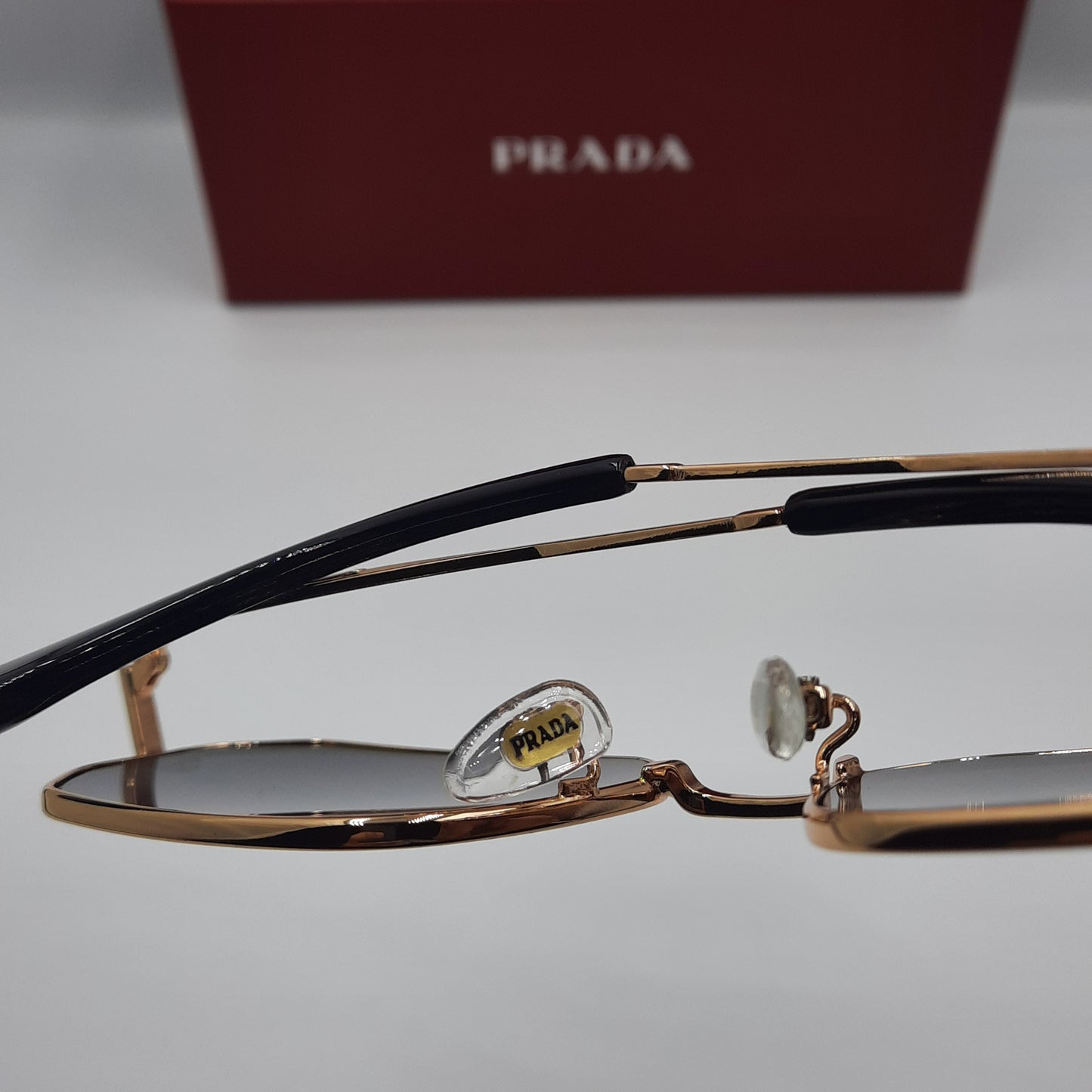 PRADA noir doré blanc
