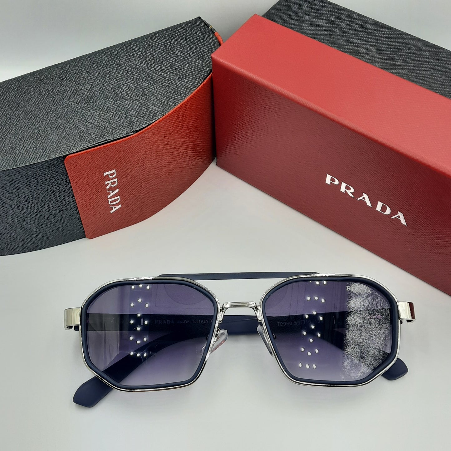 PRADA argent bleu rouge