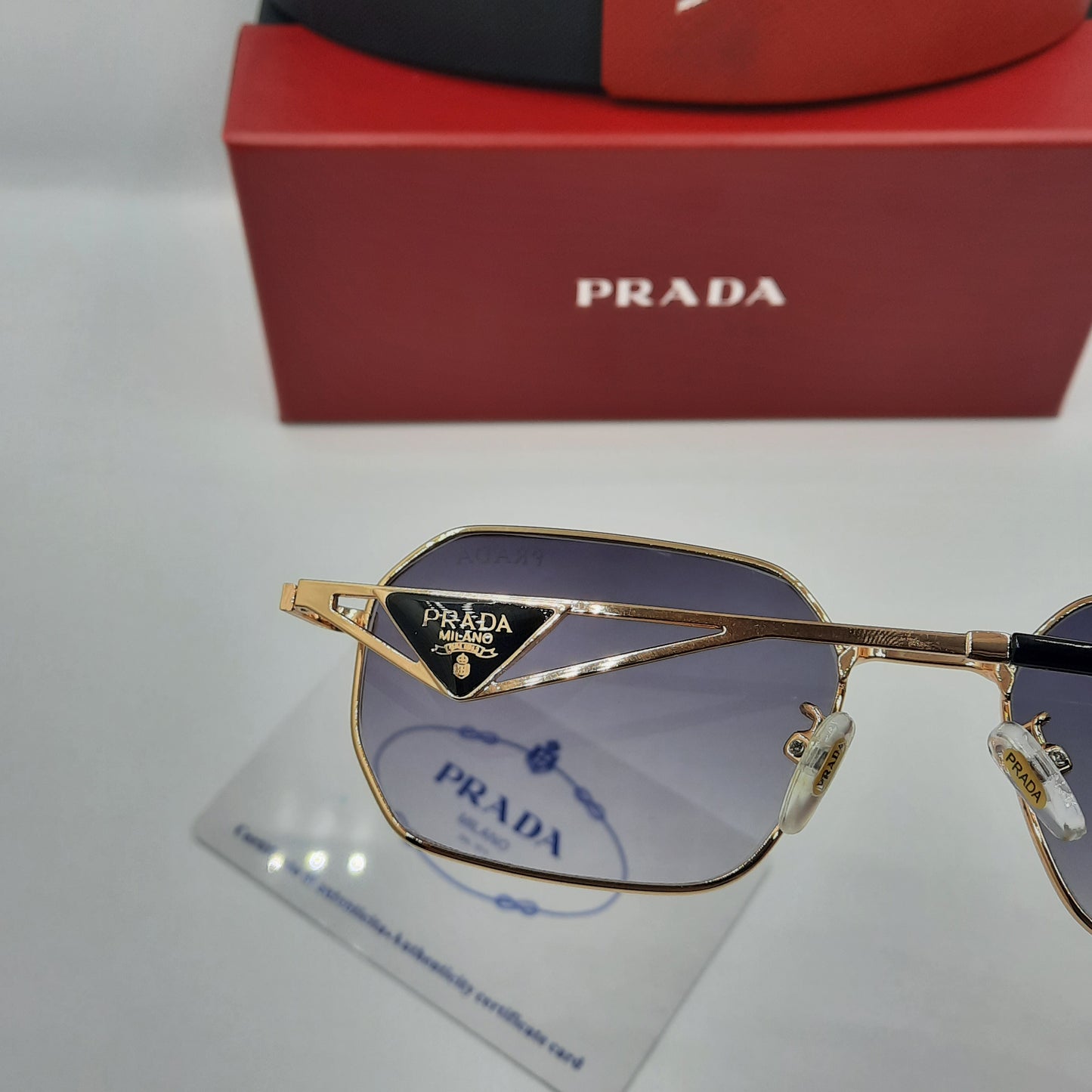 PRADA doré noir