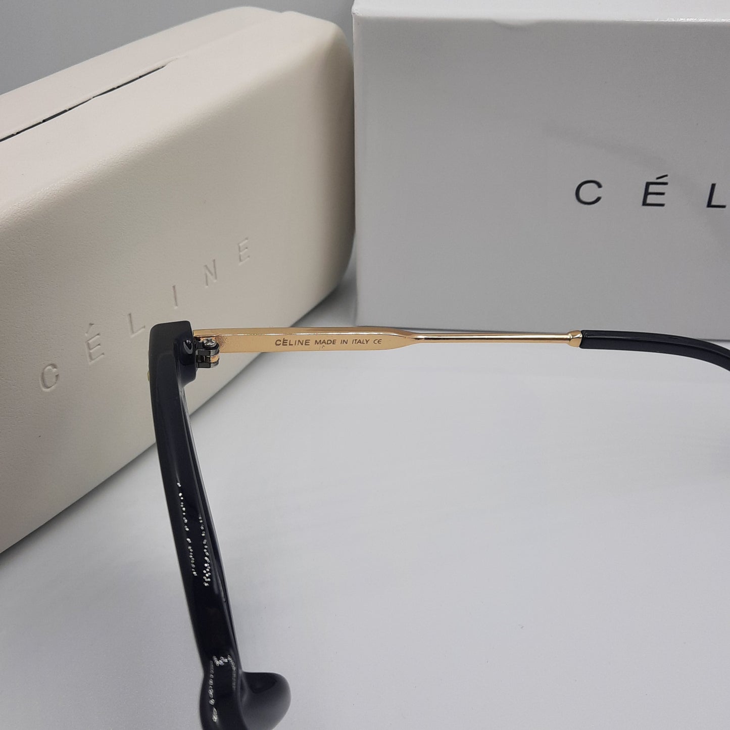CELINE noir doré carré