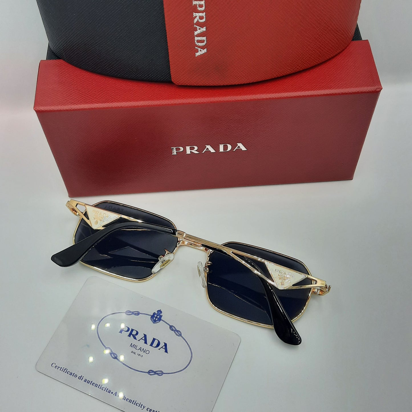 PRADA noir doré blanc