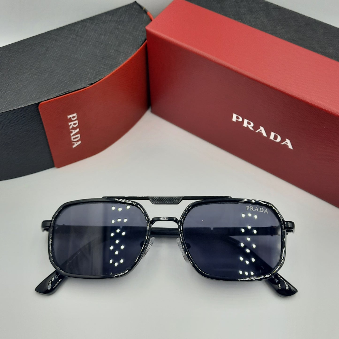 PRADA noir rouge