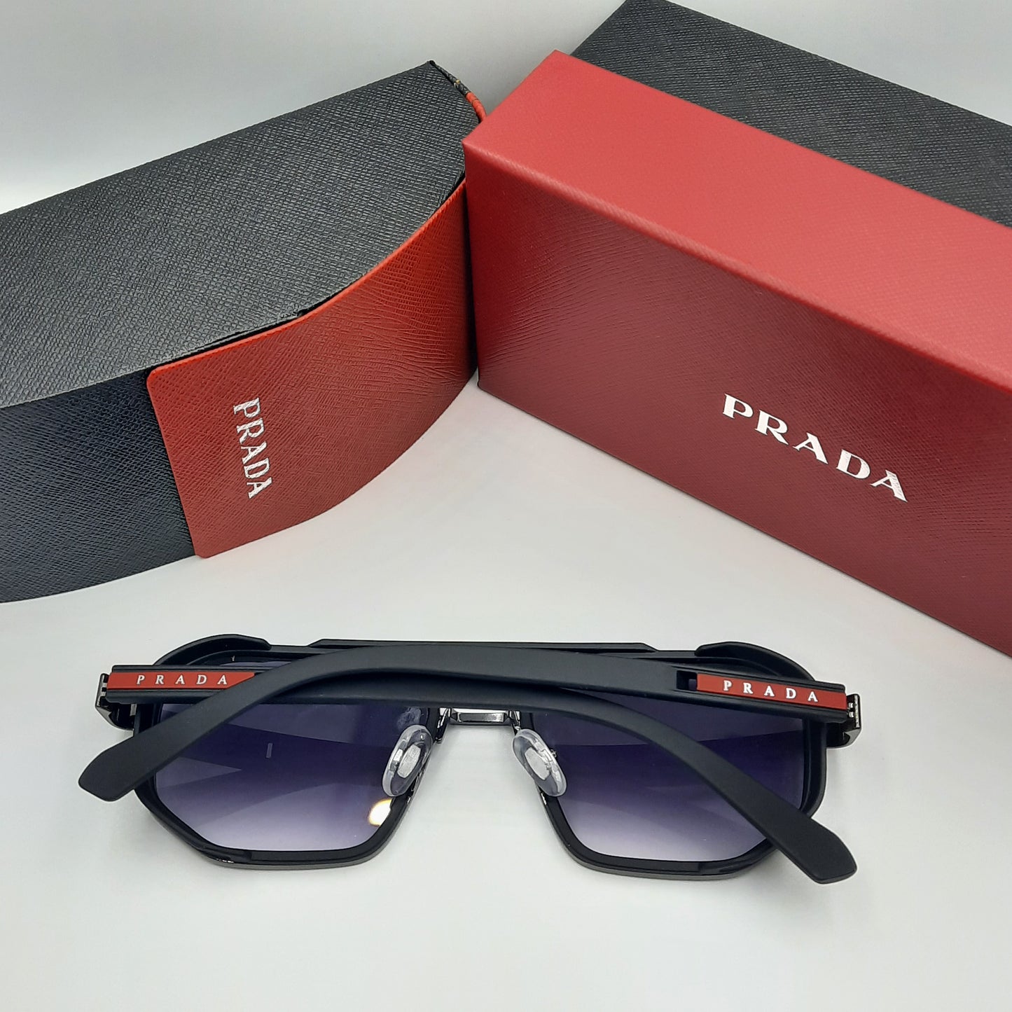 PRADA noir rouge