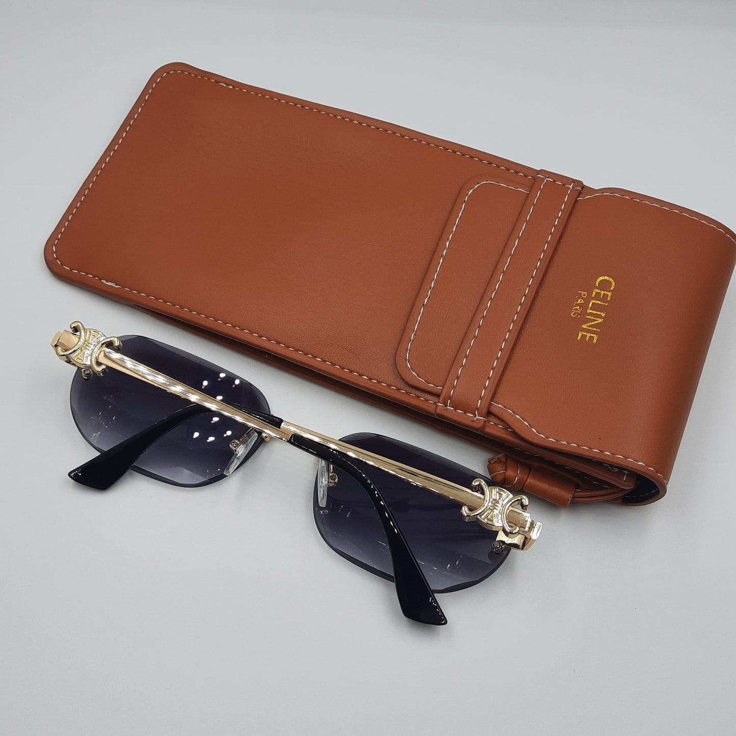 CELINE triomphe noir doré avec pochette à bandoulière