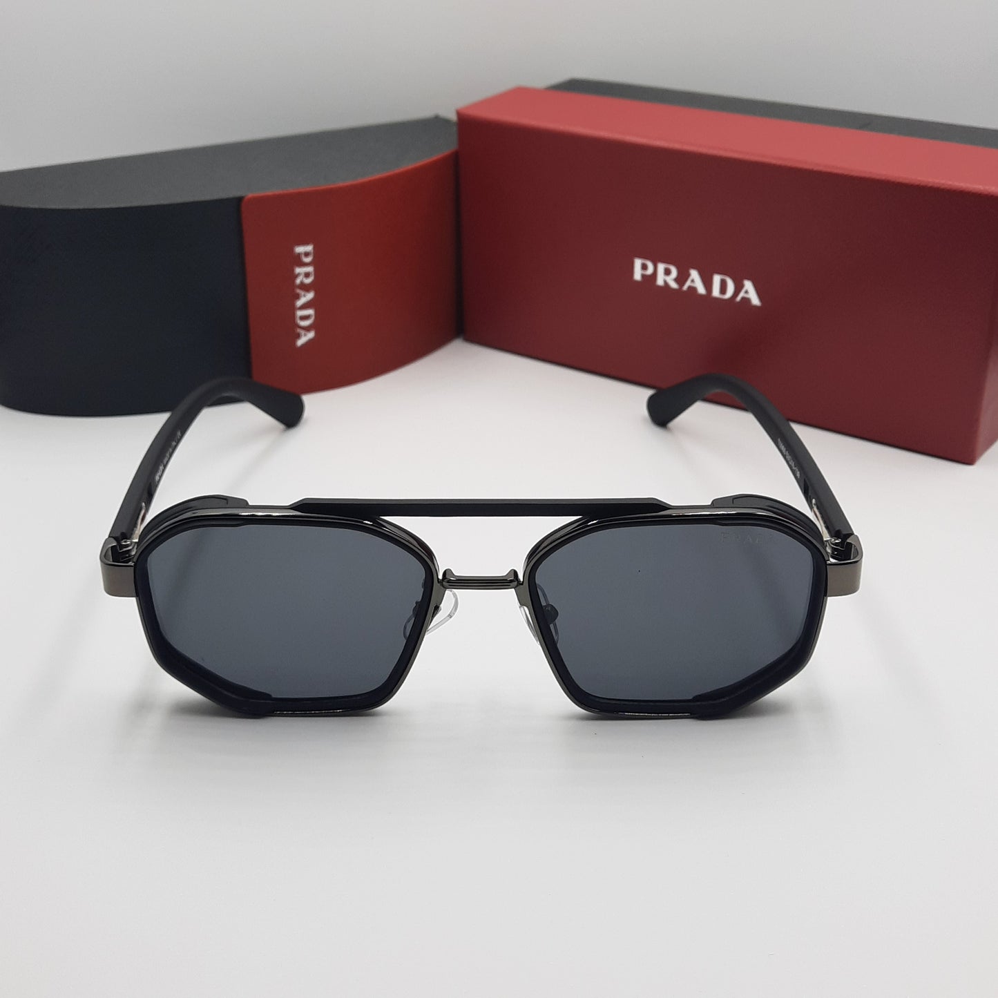 PRADA noir gris rouge