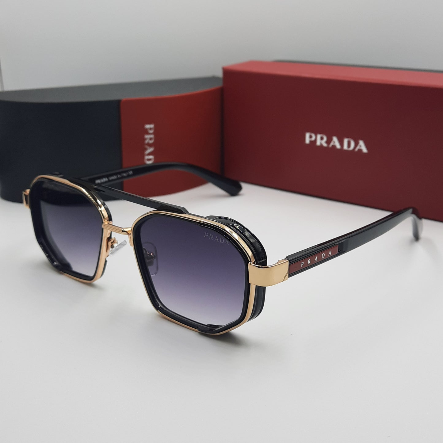 PRADA noir doré rouge