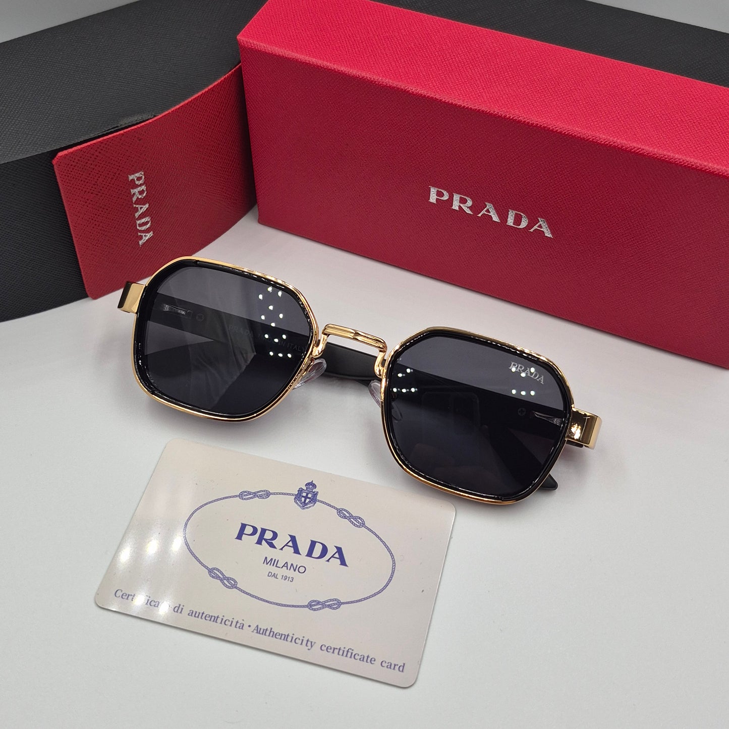 PRADA noir doré rouge flexible