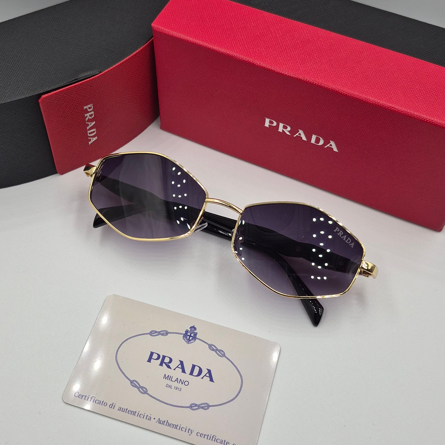 PRADA luxe doré noir