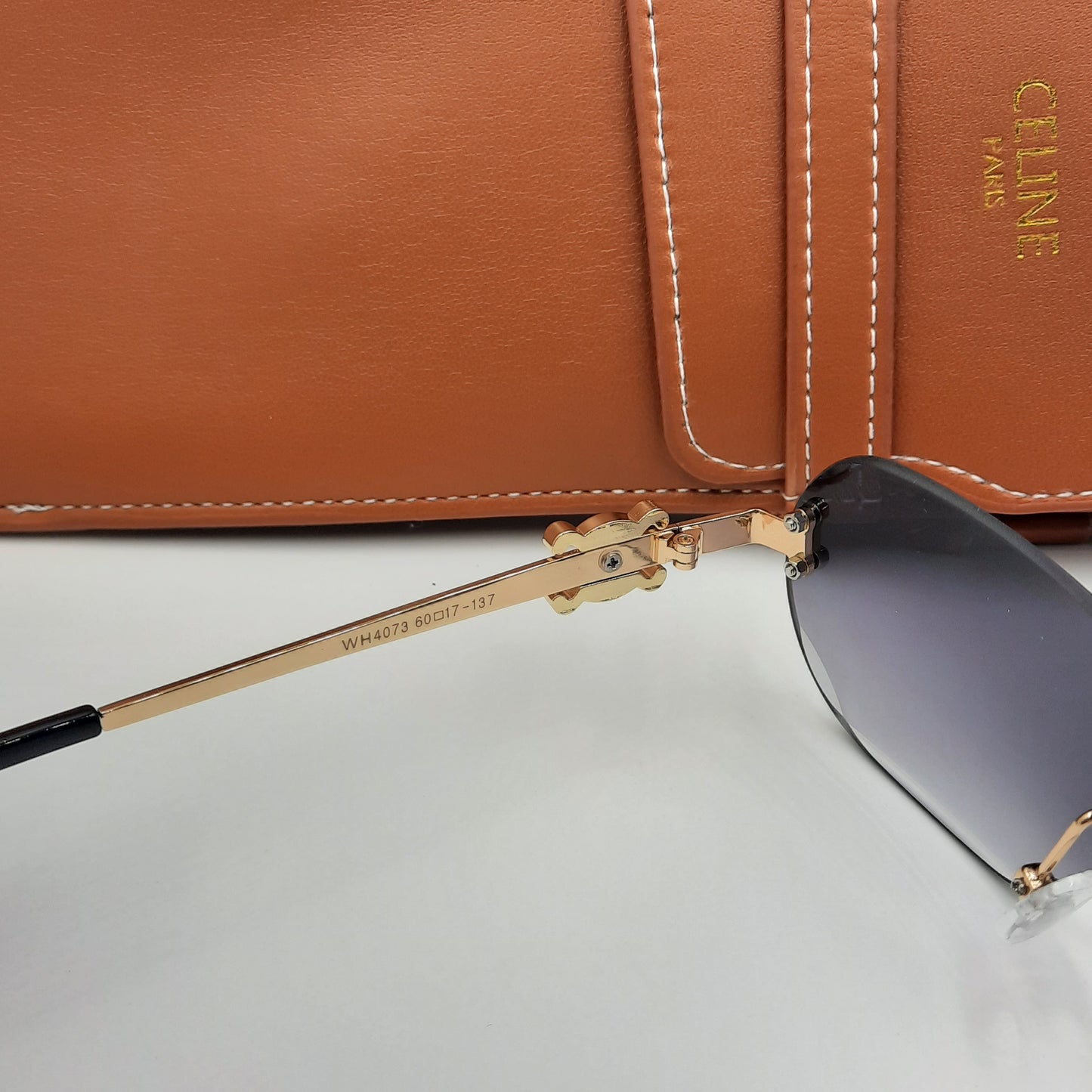 CELINE triomphe noir doré avec pochette à bandoulière