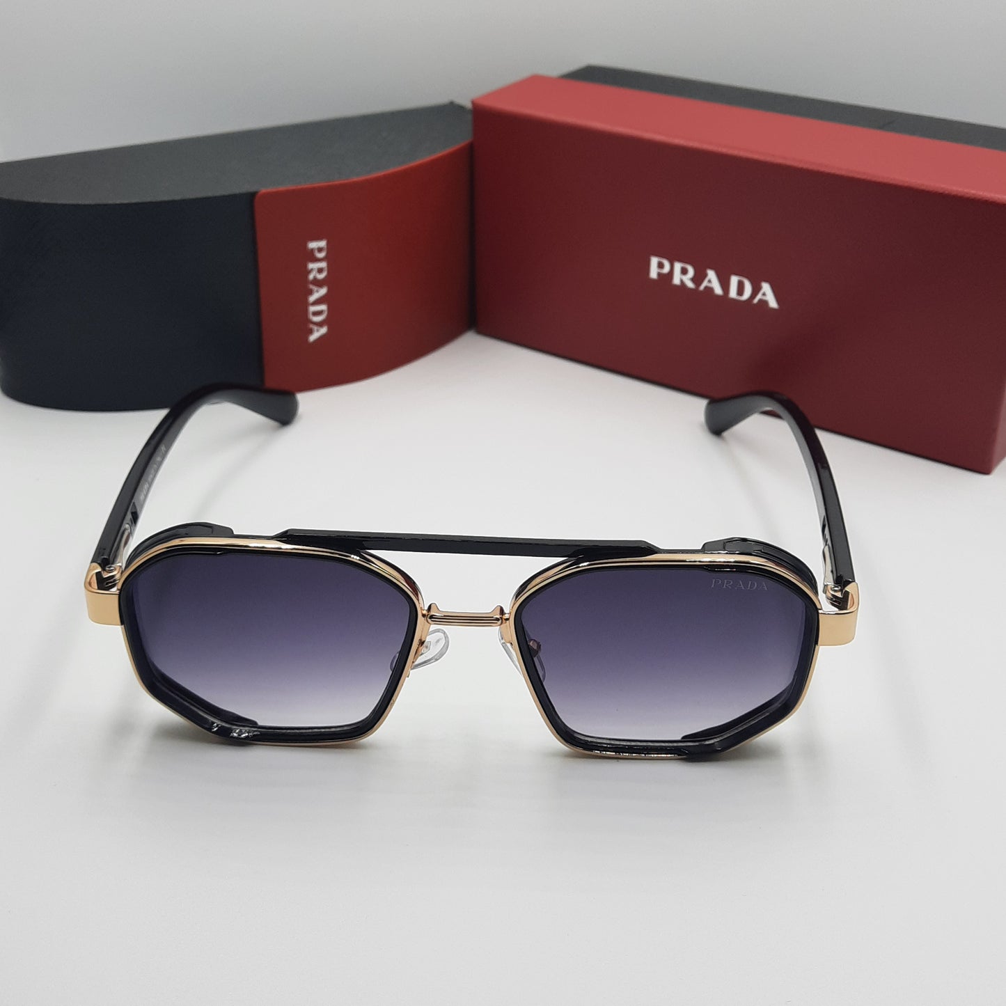 PRADA noir doré rouge