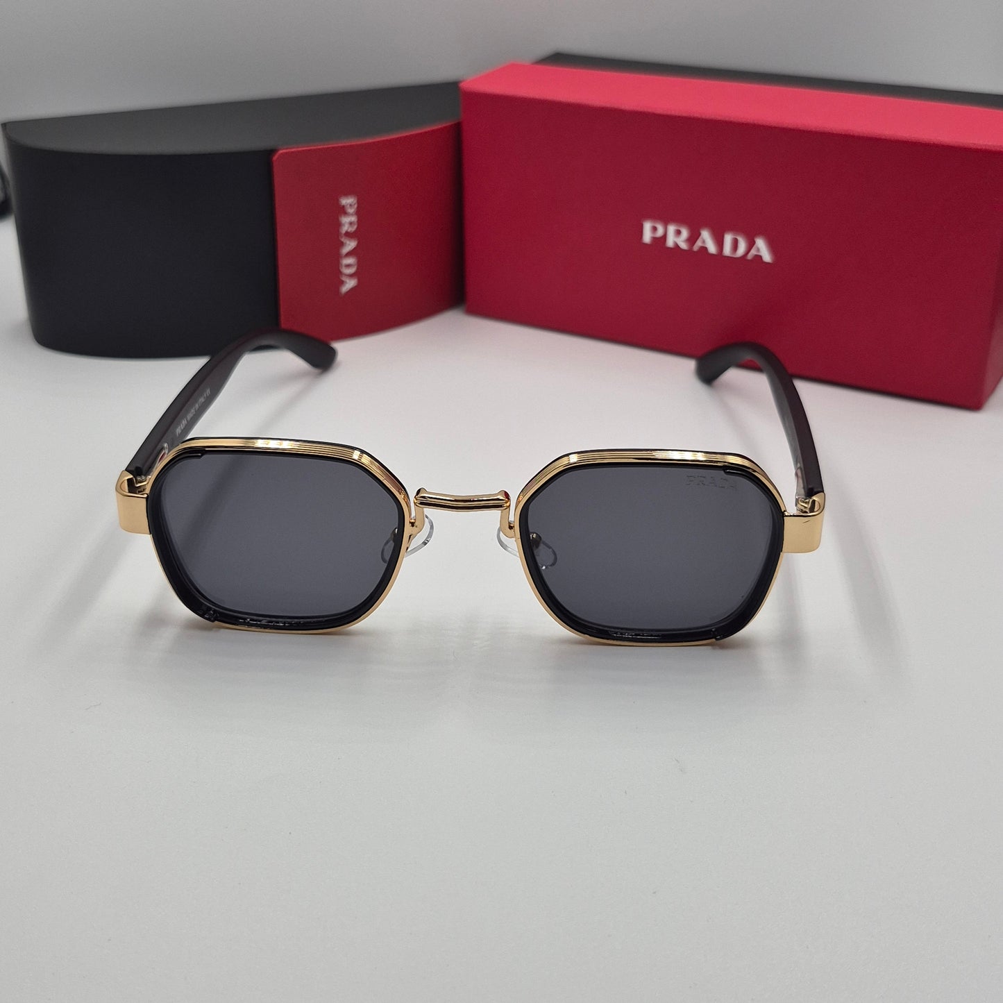 PRADA noir doré rouge flexible
