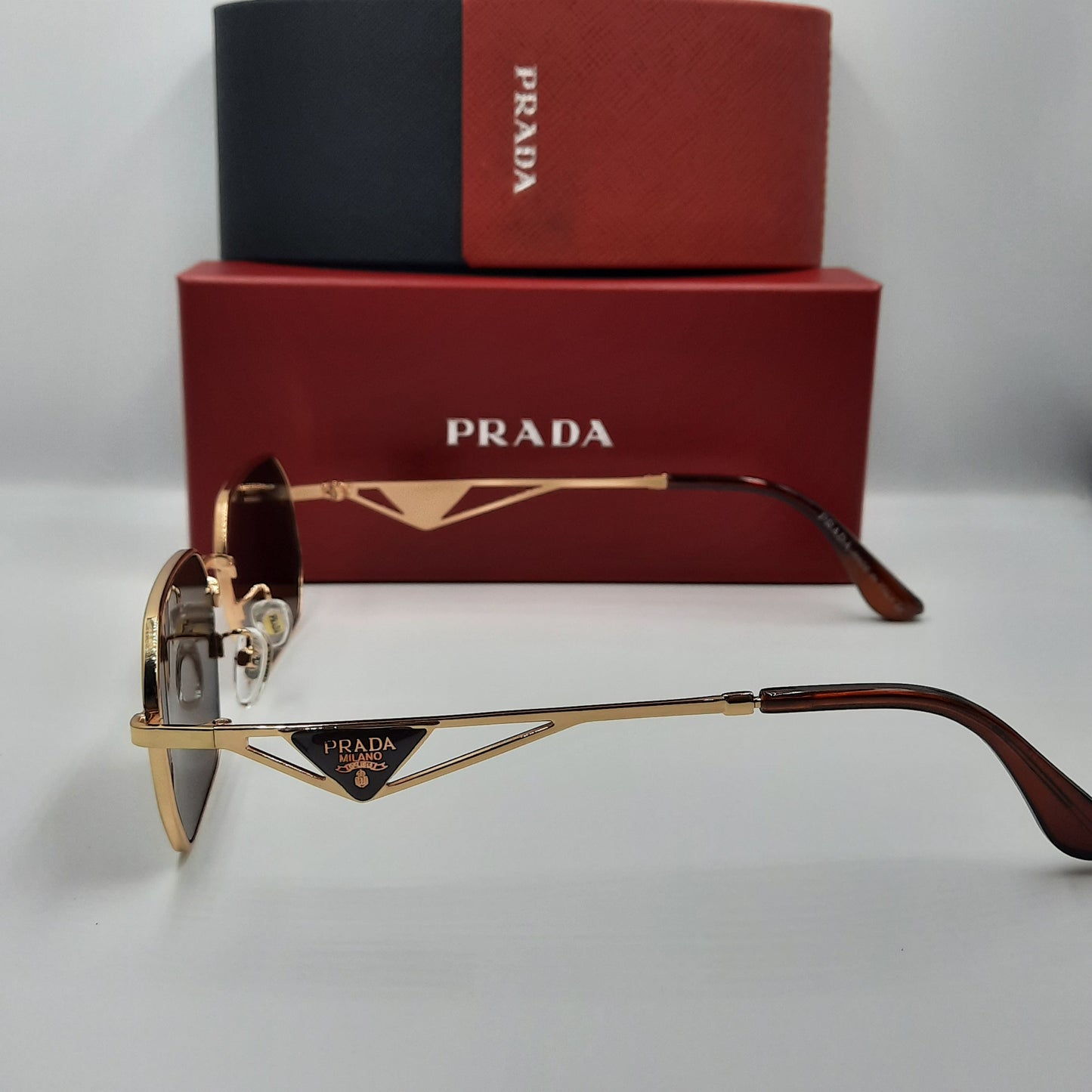PRADA doré marron
