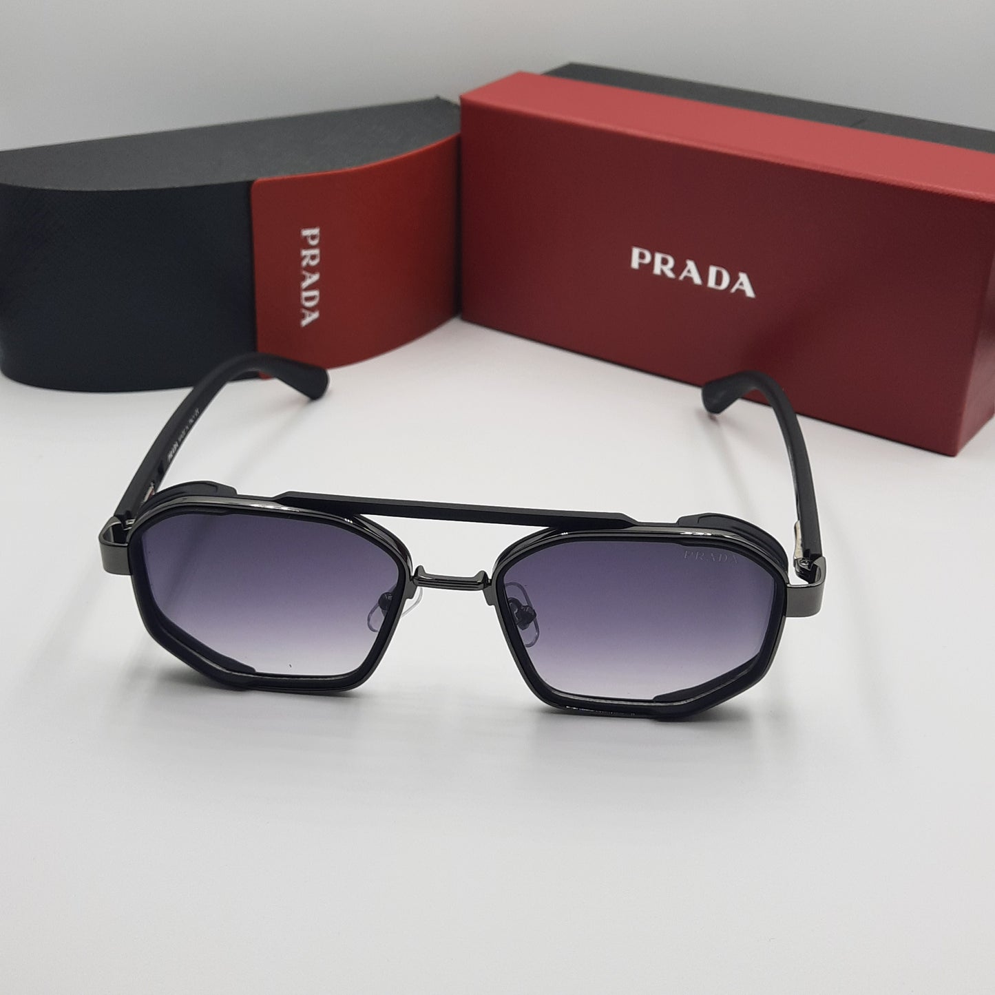 PRADA noir rouge