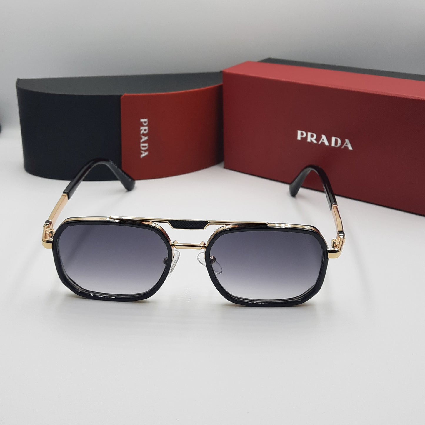PRADA doré noir