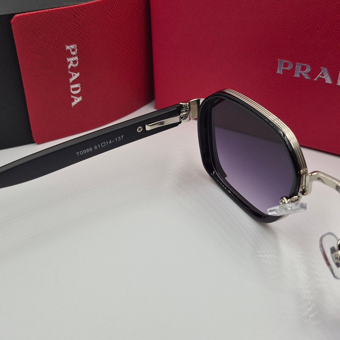PRADA noir argent rouge flexible