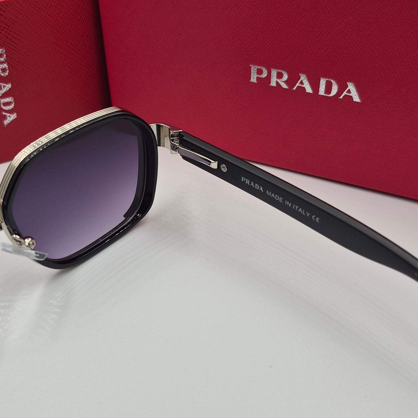 PRADA noir argent rouge flexible