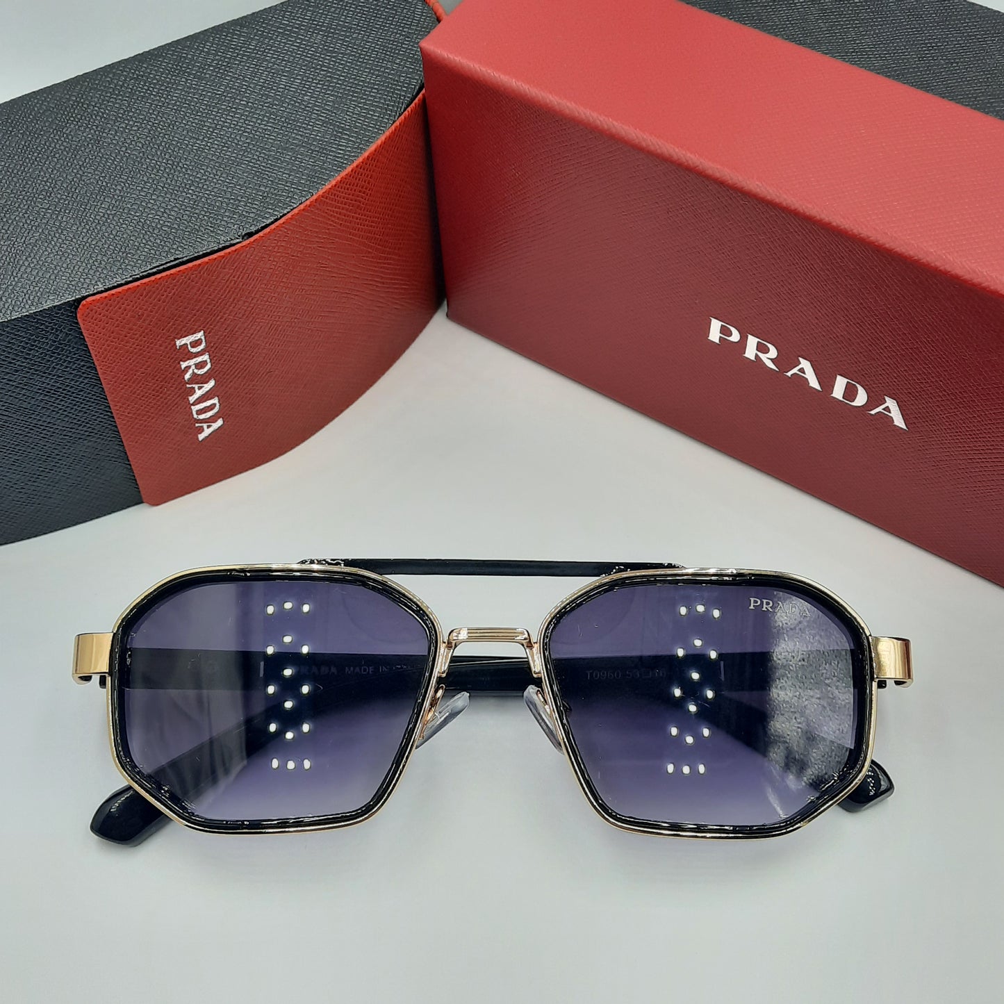 PRADA noir doré rouge