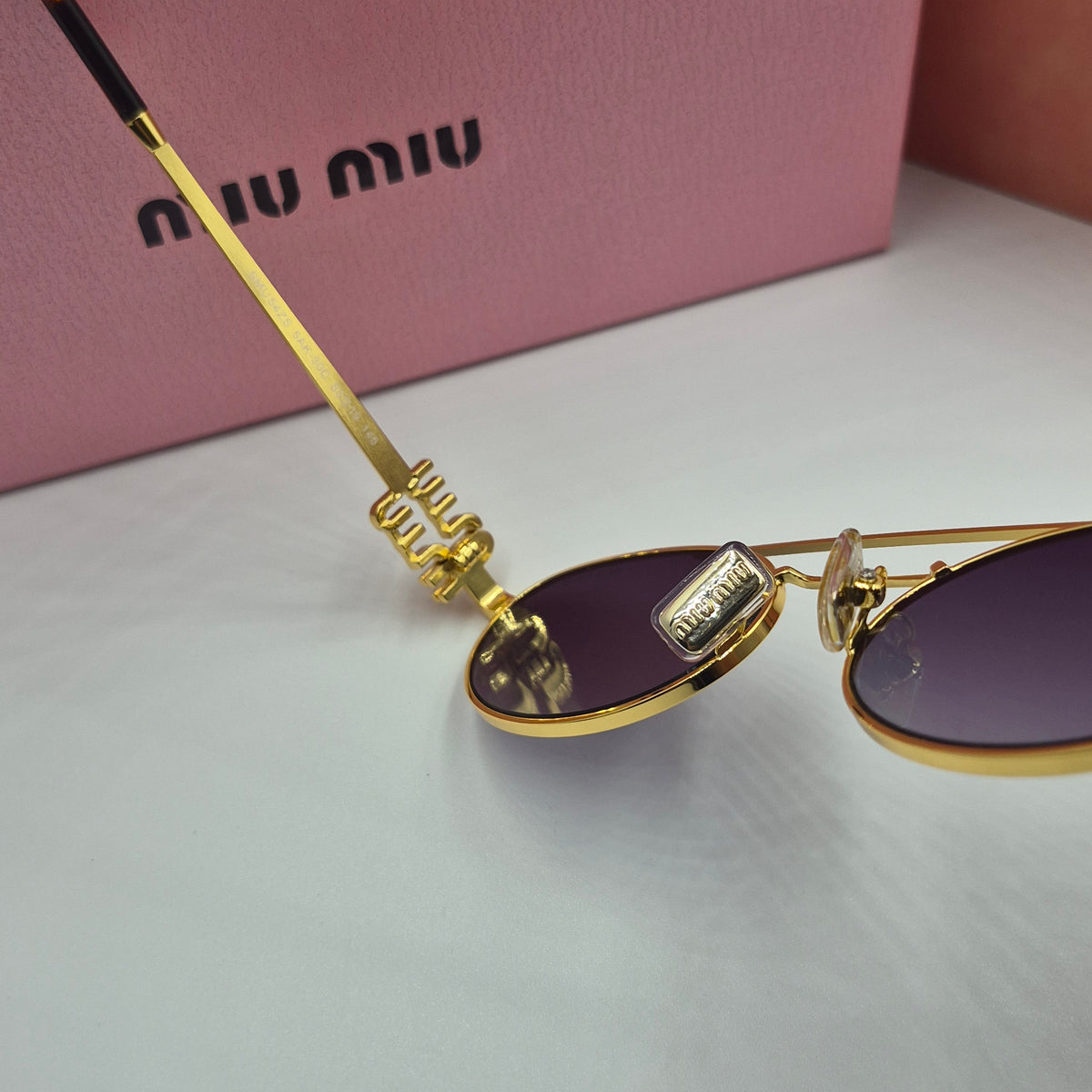 MIU MIU doré noir