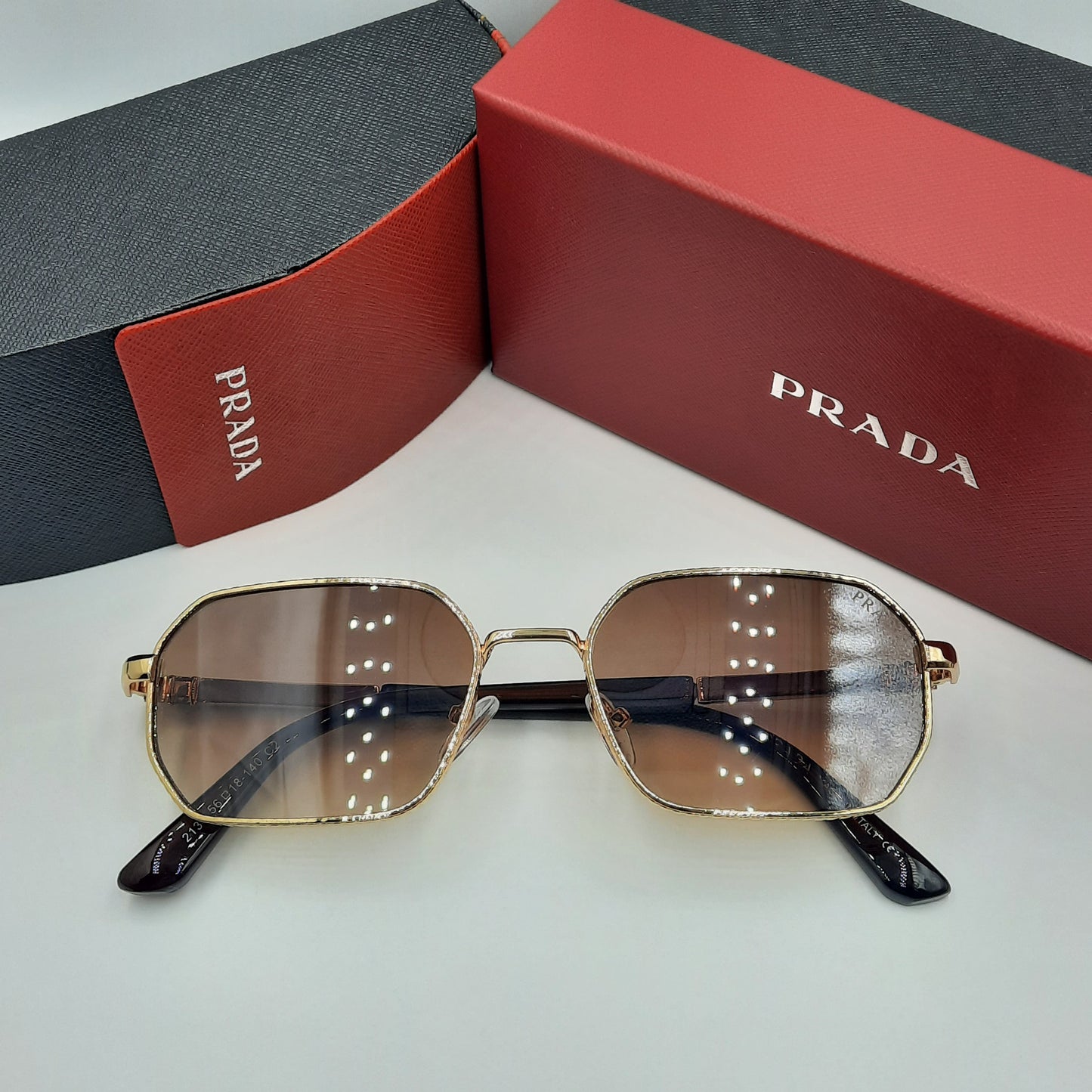 PRADA doré marron