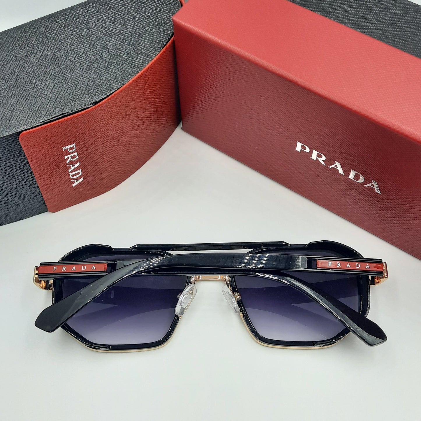 PRADA noir doré rouge