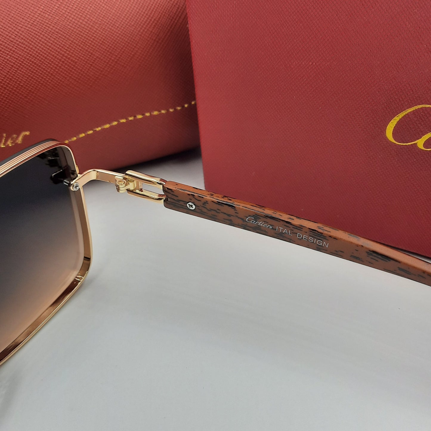 CARTIER doré marron