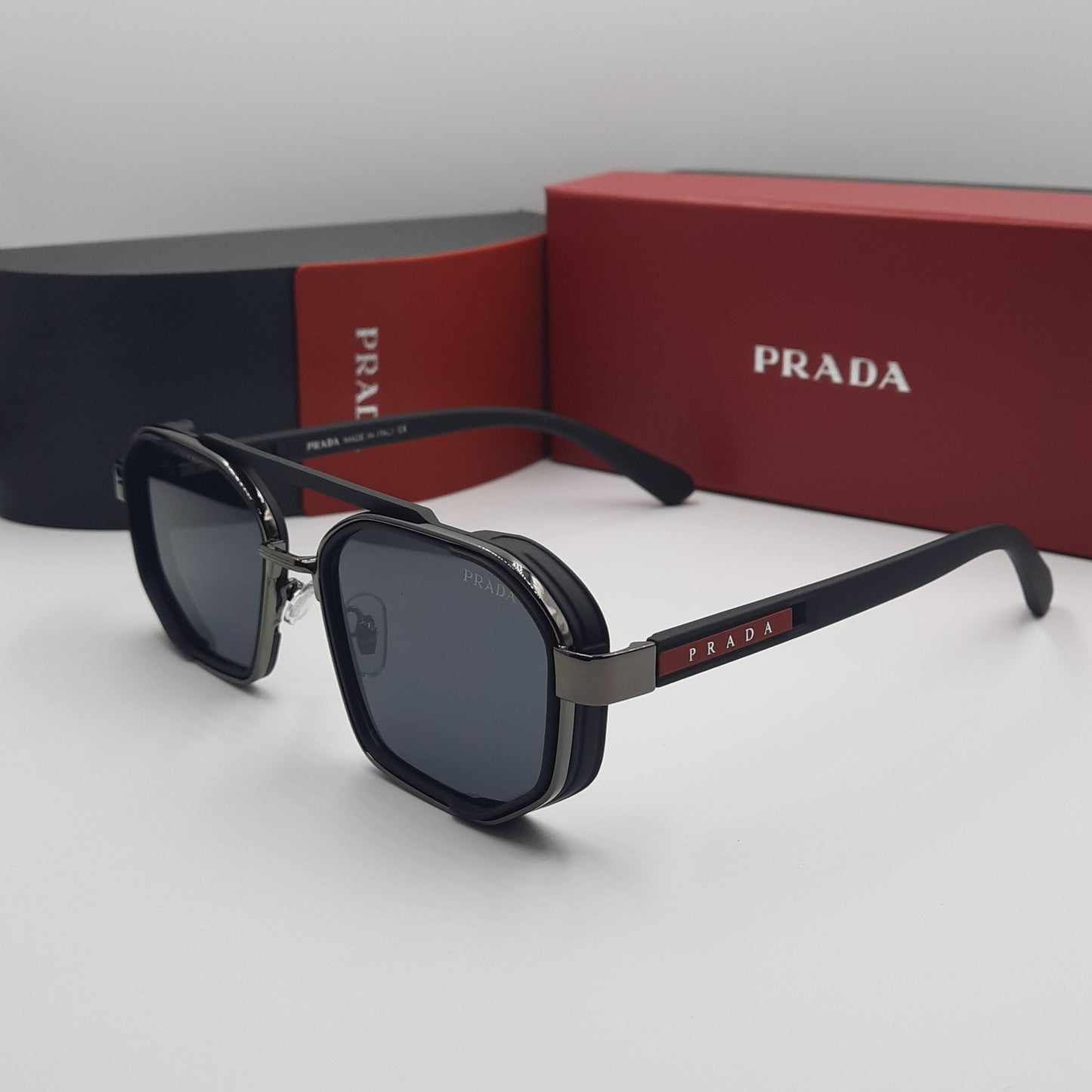 PRADA noir gris rouge