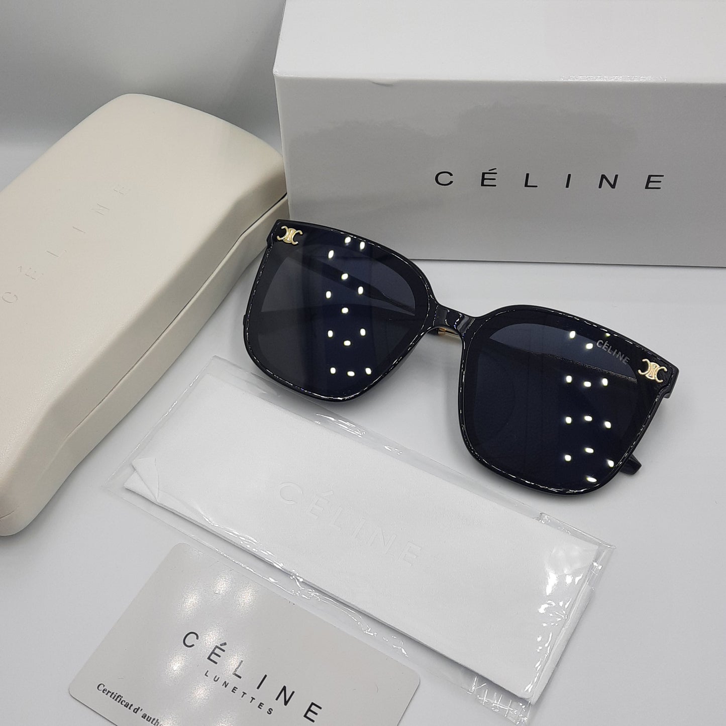 CELINE noir doré carré