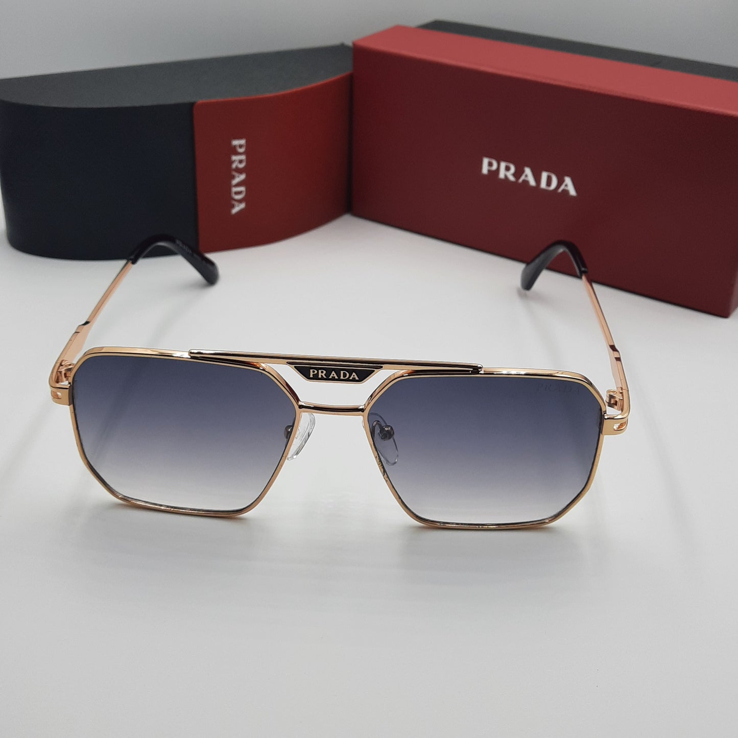 PRADA doré noir