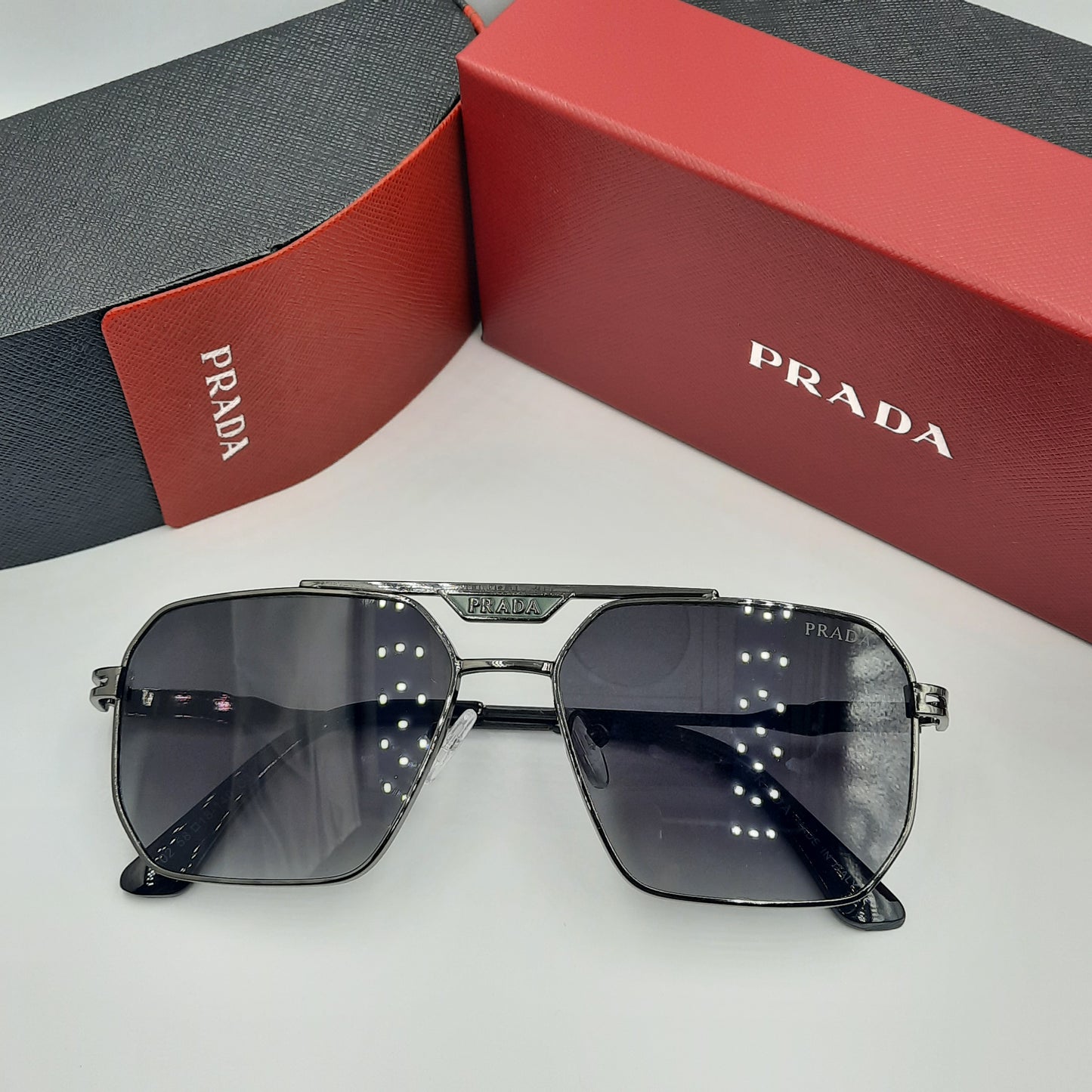 PRADA noir gris